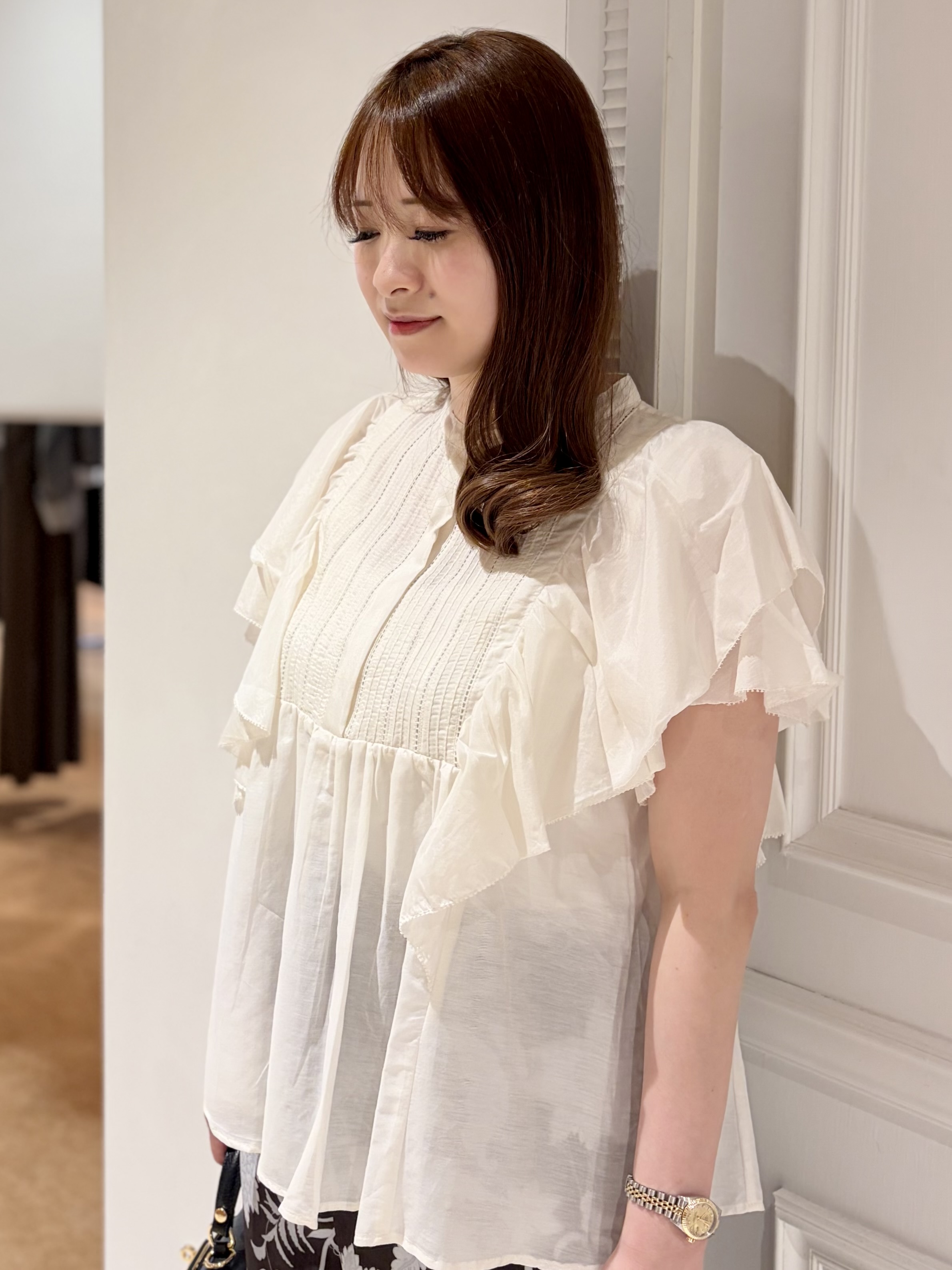 minowaさんの「DRESSTERIOR｜コットンシルク ラッフルスリーブ ブラウス」を使ったコーディネート