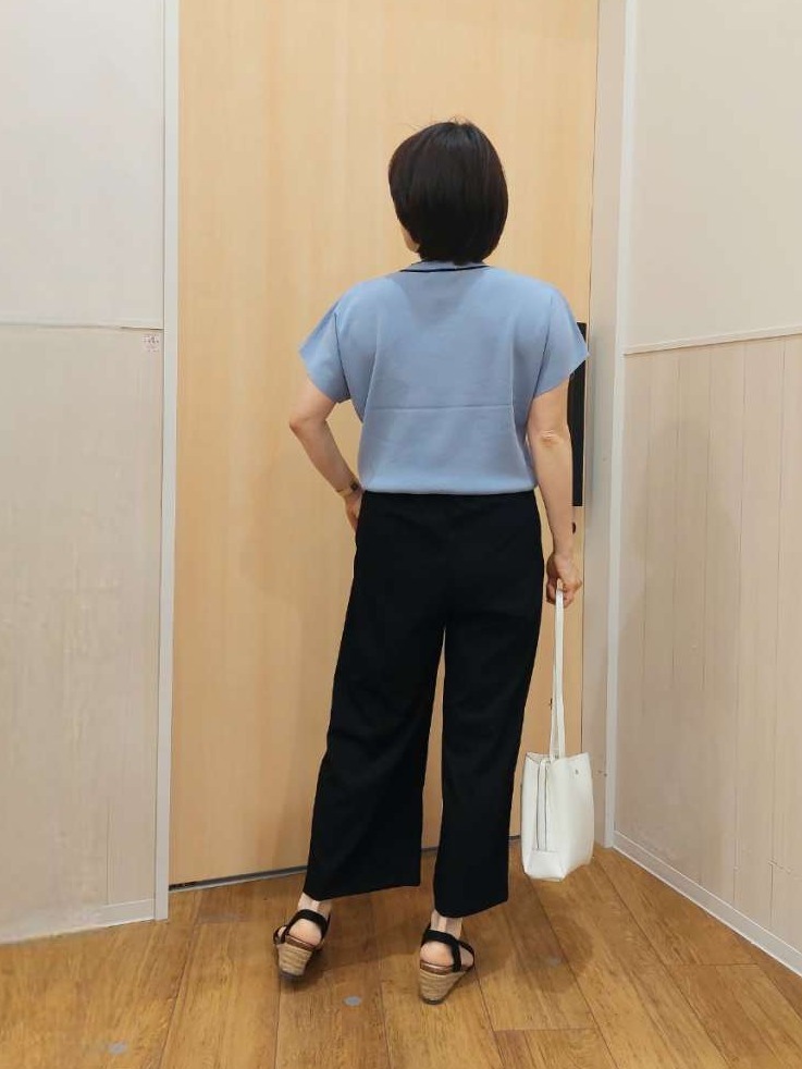 Kさんの「SHOO･LA･RUE｜【毎日洗える/ひんやり/UV/S-LL】 毛玉になりにくい配色ボウタイ半袖ニット」を使ったコーディネート