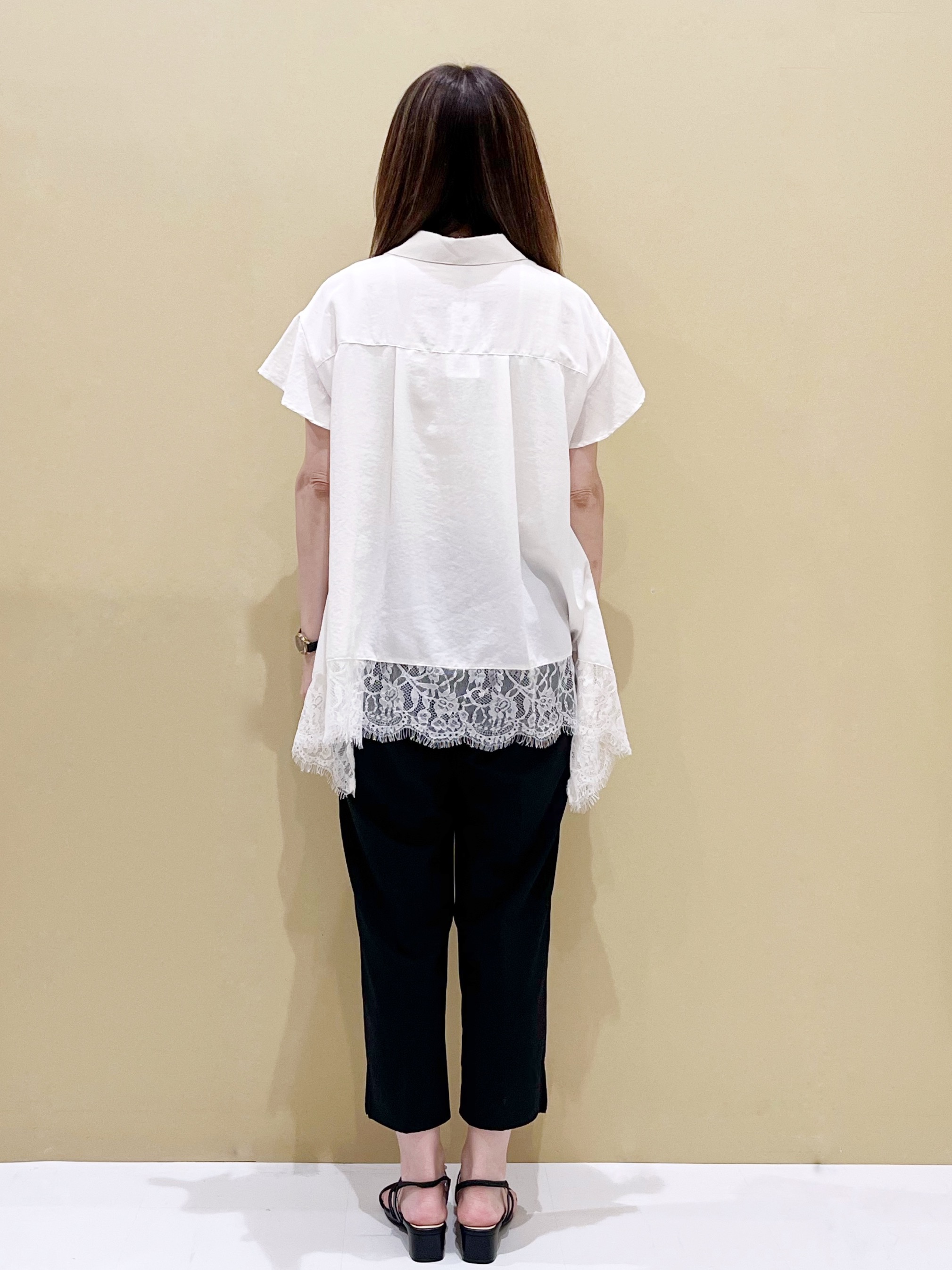yukariさんの「OPAQUE.CLIP｜裾レース スキッパーブラウス【洗濯機OK】」を使ったコーディネート