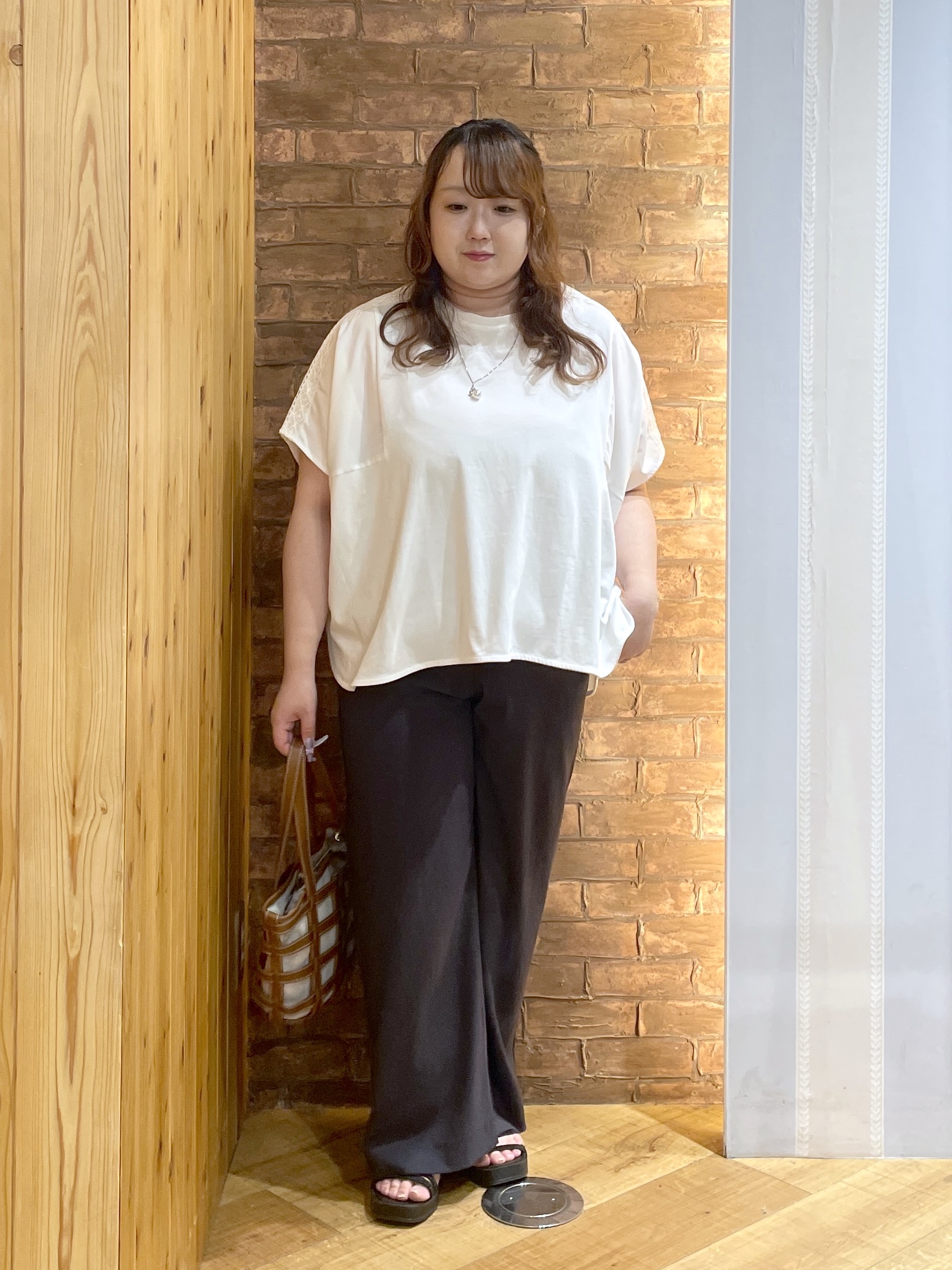 Risaさんの「SHOO･LA･RUE｜【ひんやり/洗濯機可/体型カバー】インせず着られる 肩レース切り替えポンチョ風トップス」を使ったコーディネート