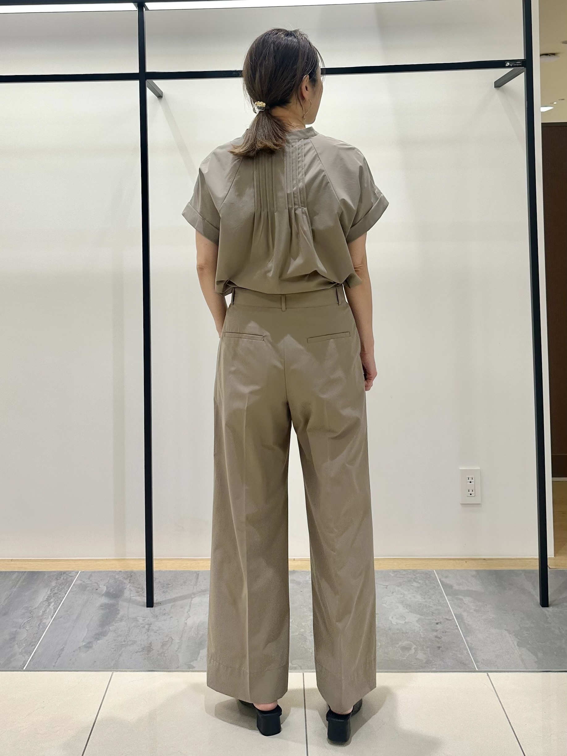 MAIさんの「INDIVI｜【撥水／UVケア／SETUP可能】軽量タックスキッパーブラウス」を使ったコーディネート