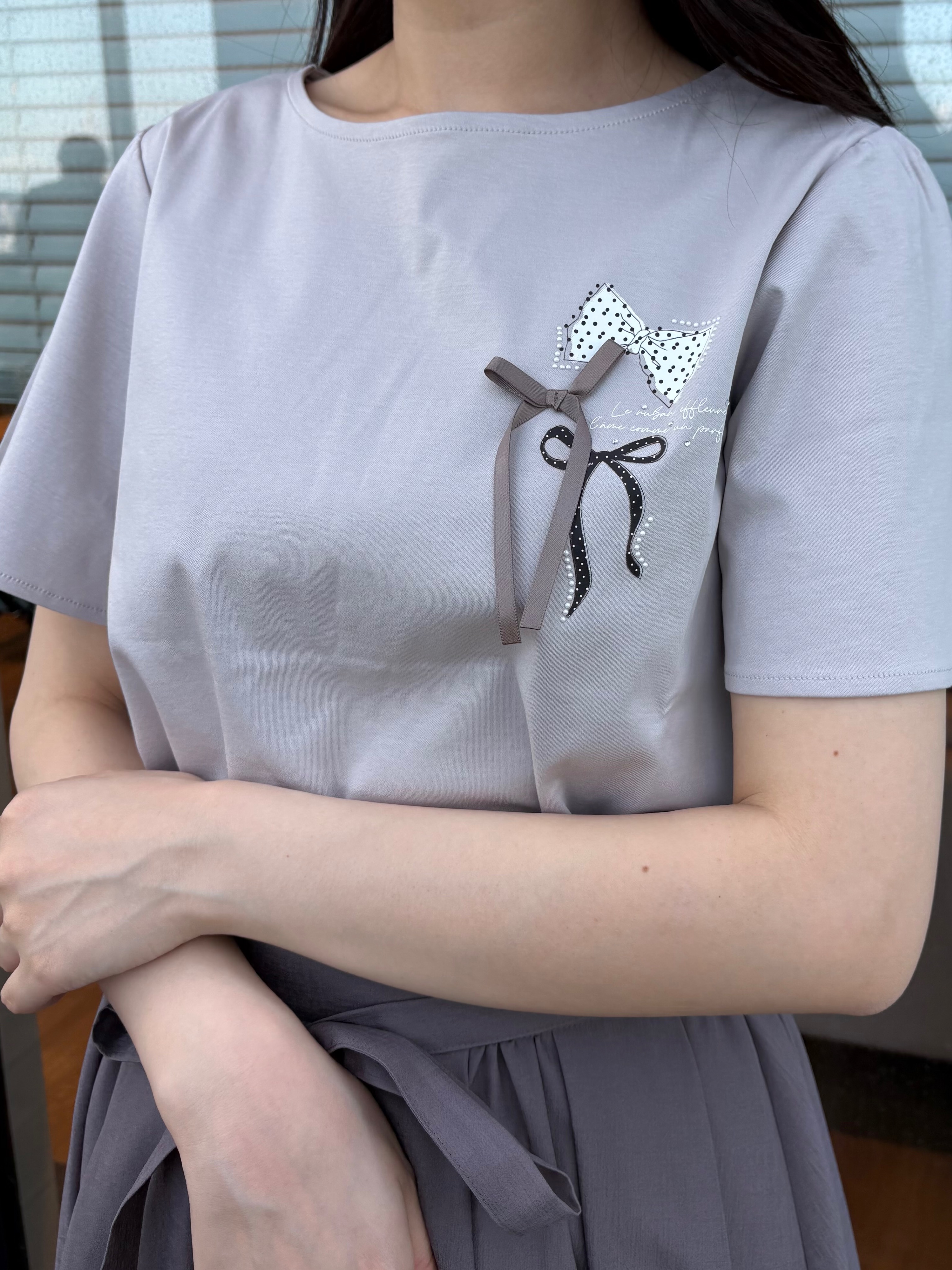 AOIさんの「Couture brooch｜【接触冷感・UVカット・洗える】リボンプリントTシャツ」を使ったコーディネート
