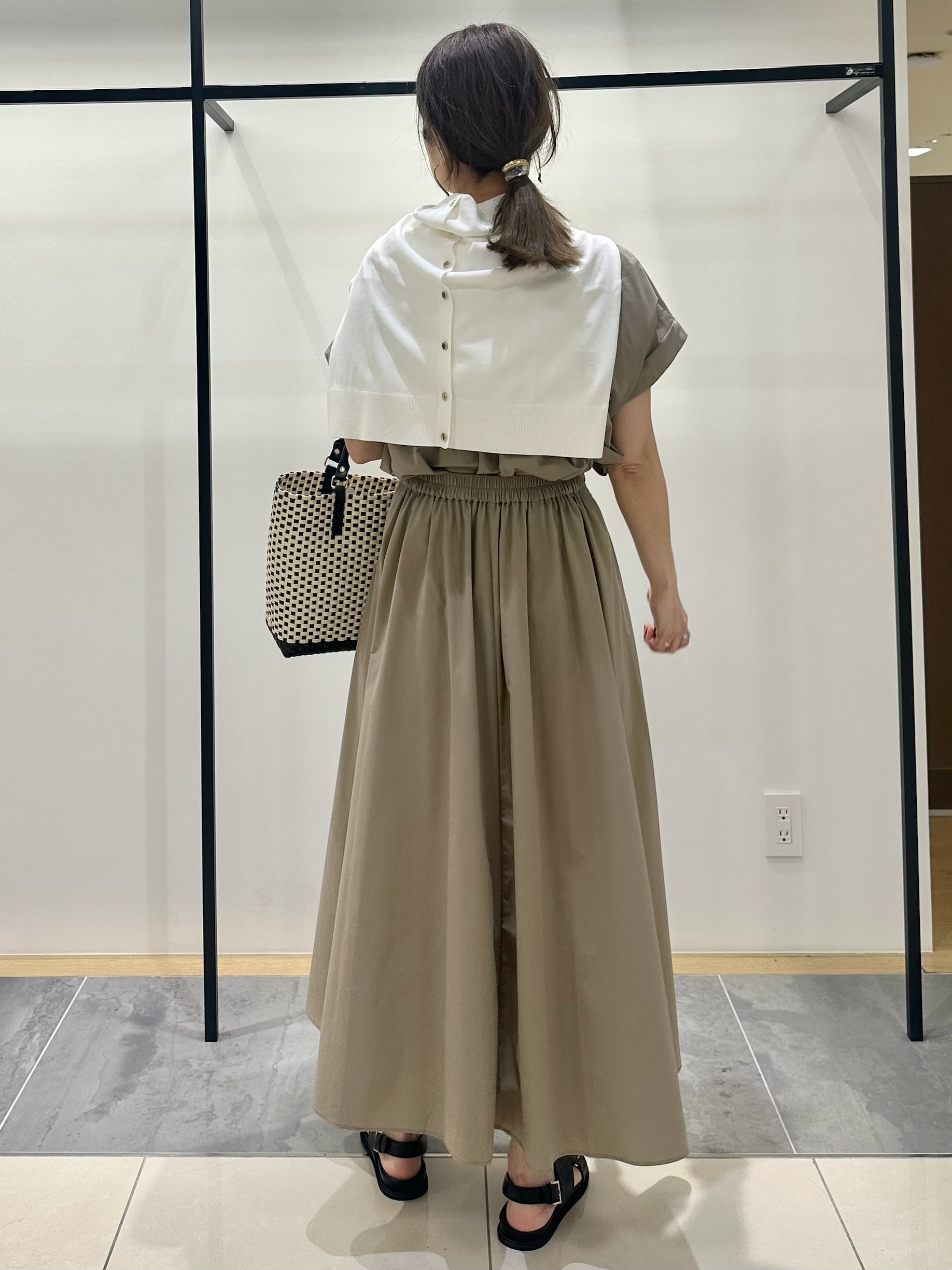 MAIさんの「INDIVI｜【撥水／UVケア／SETUP可能】軽量タックスキッパーブラウス」を使ったコーディネート