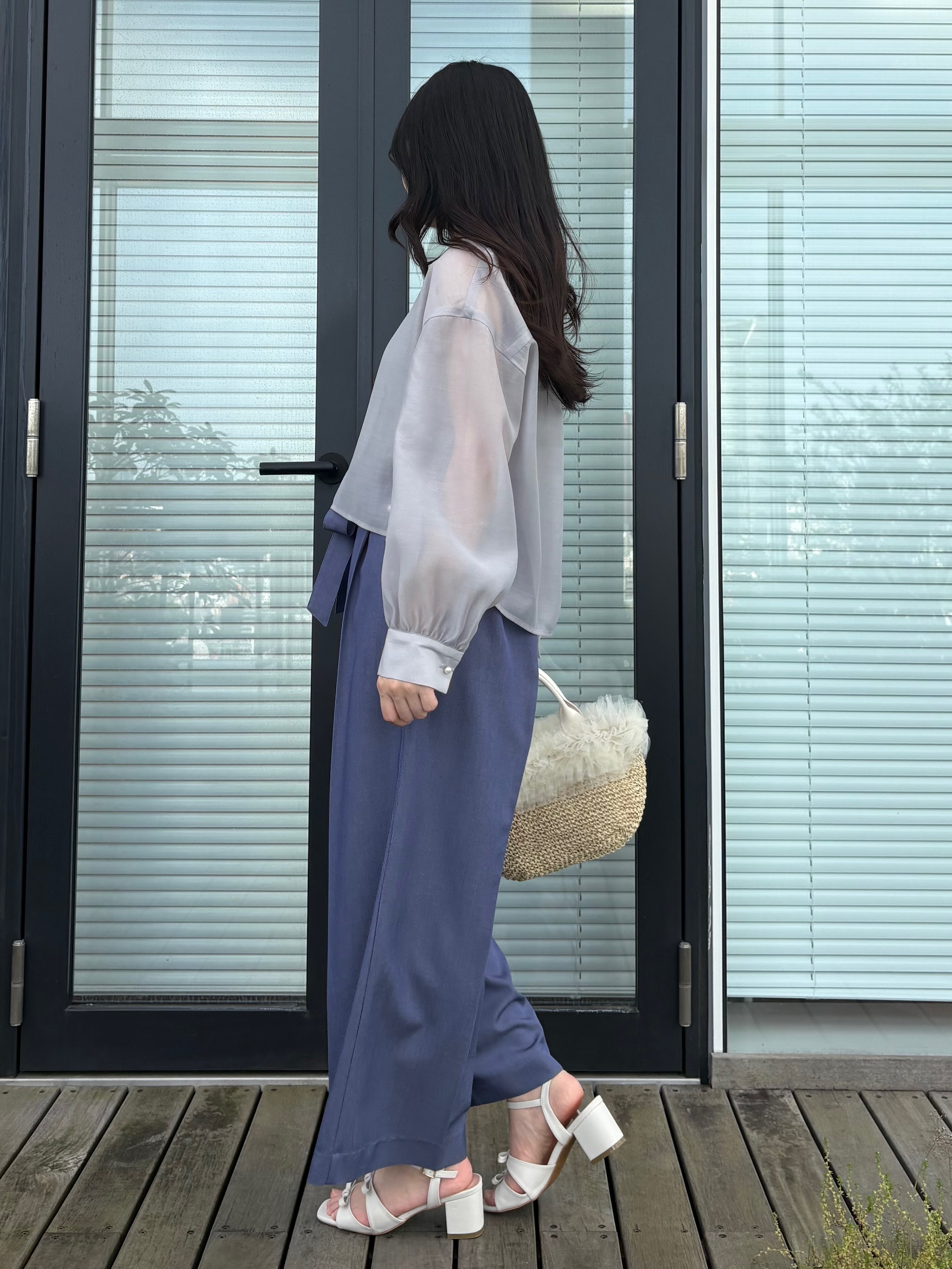 AOIさんの「Couture brooch｜【洗える】ショート丈 シアーシャツ」を使ったコーディネート