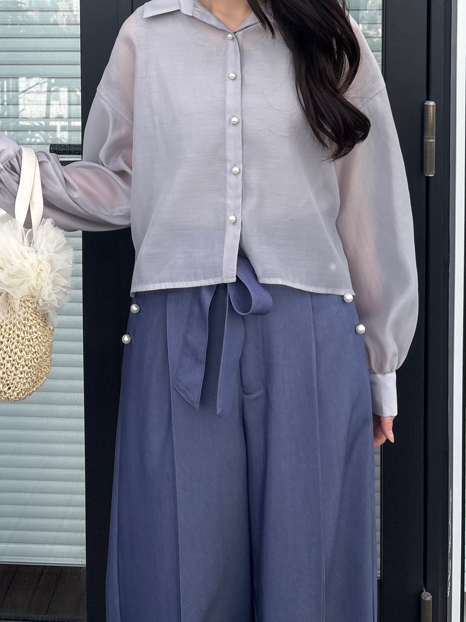 AOIさんの「Couture brooch｜【洗える】ショート丈 シアーシャツ」を使ったコーディネート