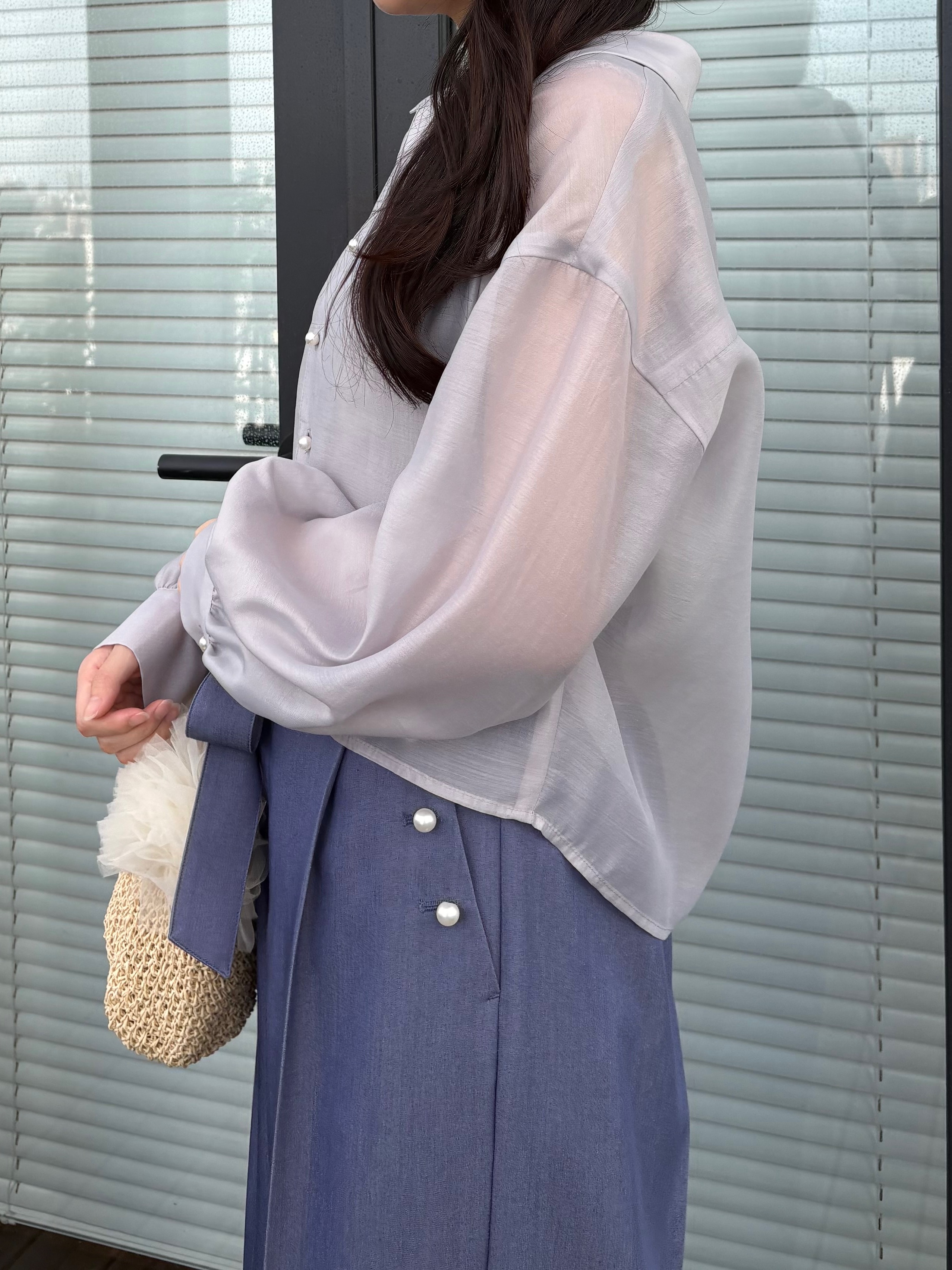 AOIさんの「Couture brooch｜【洗える】ショート丈 シアーシャツ」を使ったコーディネート