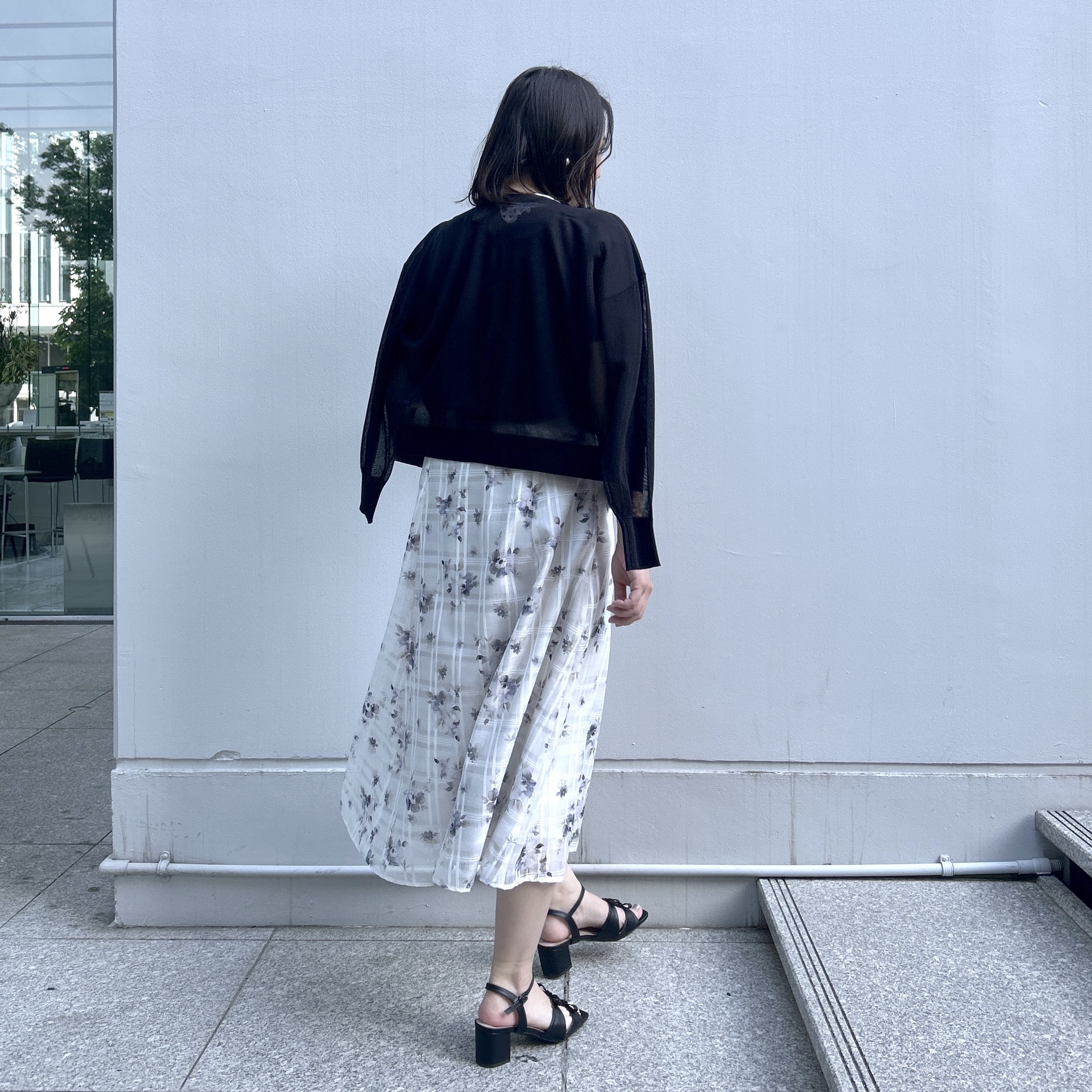 shinoさんの「Couture brooch｜【洗える・パール調釦】愛されシアーカーディガン」を使ったコーディネート