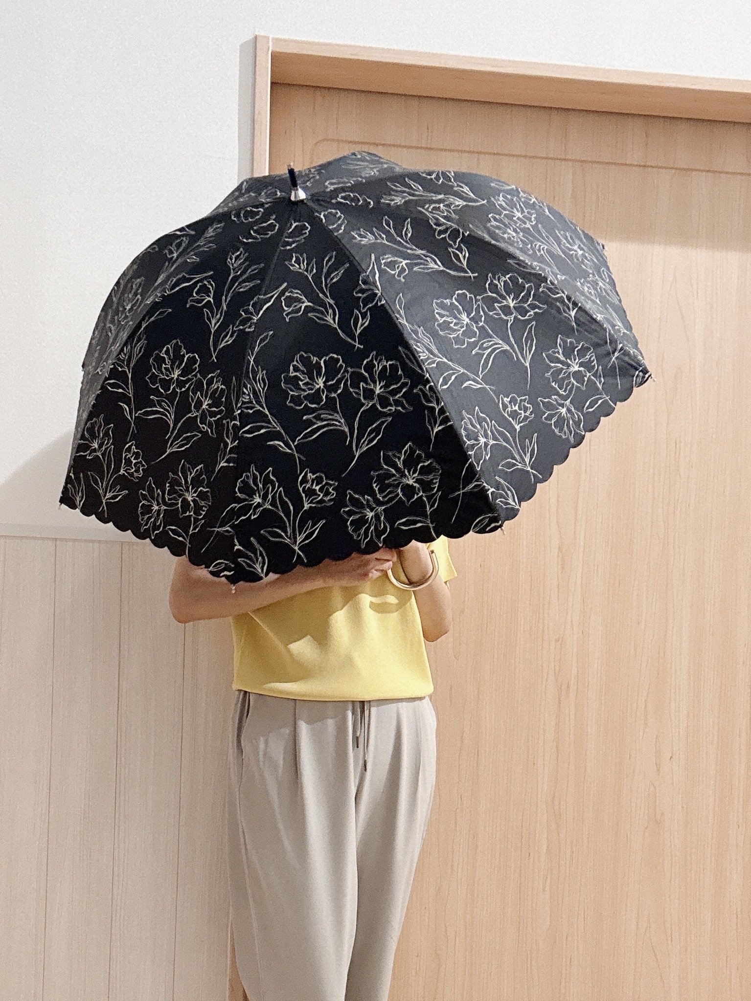 モカさんの「SHOO･LA･RUE｜【毎日洗える/ひんやり/UV/S-LL】二の腕隠れる さらっとドルマン半袖ニット」を使ったコーディネート