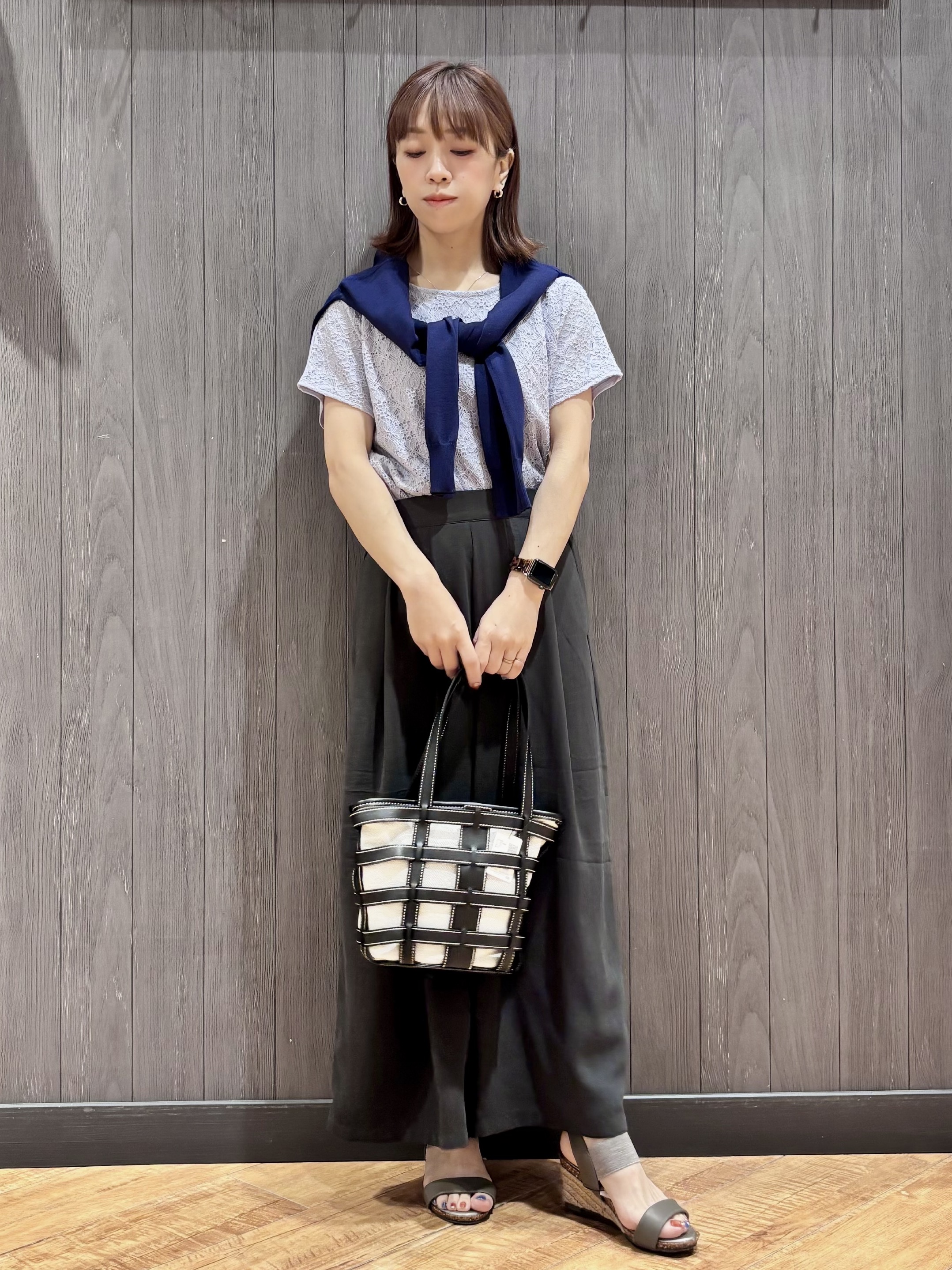 meiさんの「SHOO･LA･RUE｜【洗濯機可/UV/アンチピリング/S-LL】いろいろボタンが華やか クルーネックカーディガン」を使ったコーディネート
