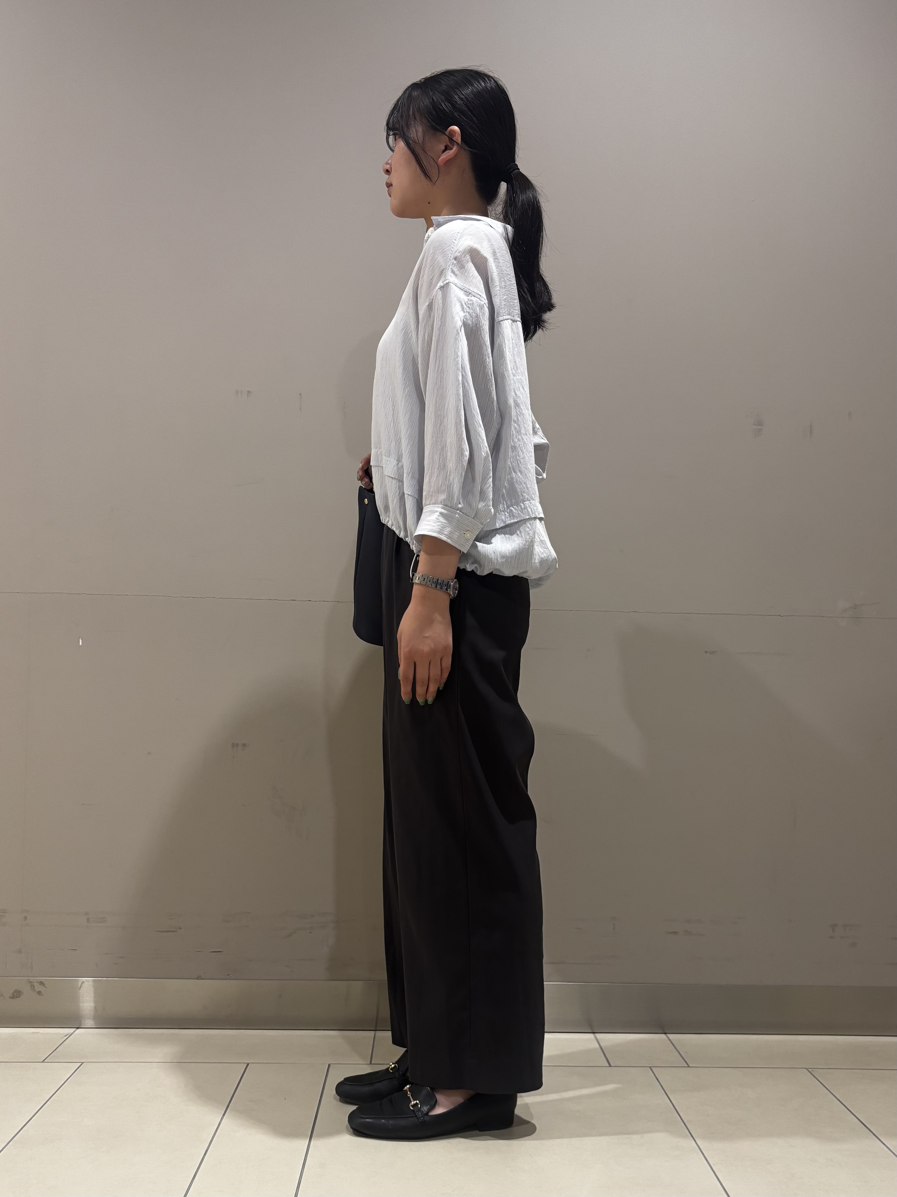 Misakiさんの「INDIVI｜【接触冷感／洗える／2WAY】ドロスト付 シアーシャンブレーシャツ」を使ったコーディネート