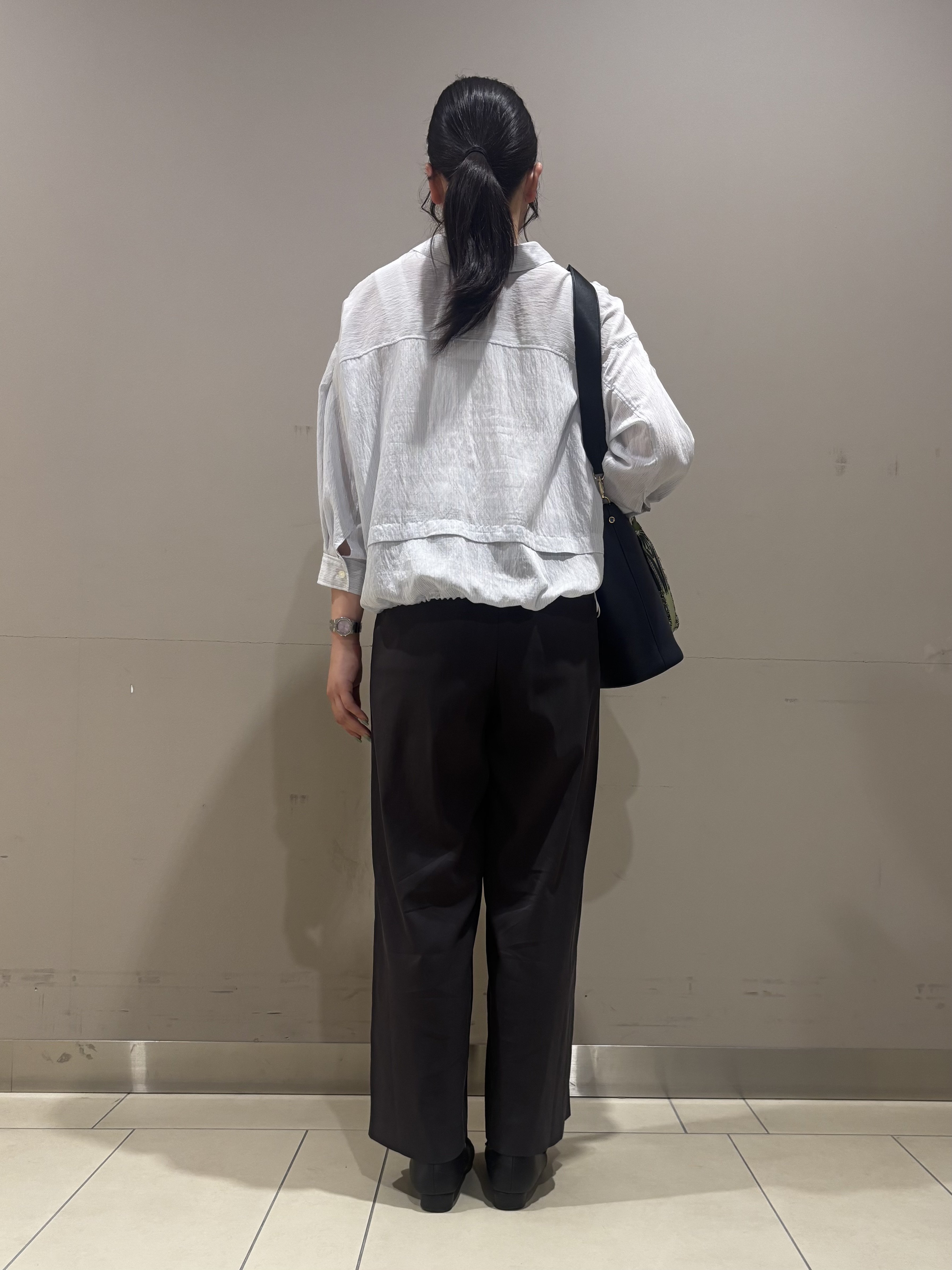 Misakiさんの「INDIVI｜【接触冷感／洗える／2WAY】ドロスト付 シアーシャンブレーシャツ」を使ったコーディネート