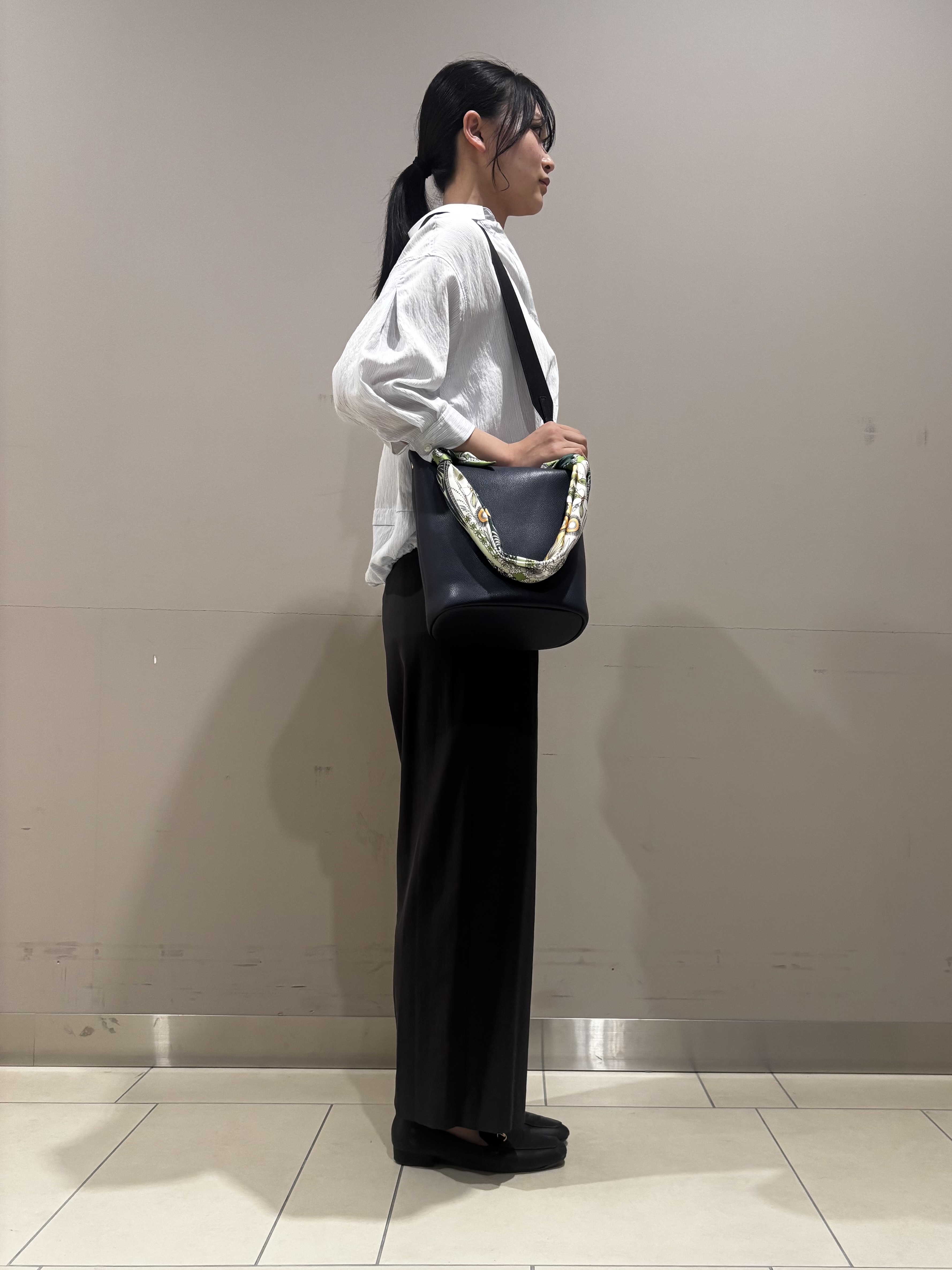 Misakiさんの「INDIVI｜【接触冷感／洗える／2WAY】ドロスト付 シアーシャンブレーシャツ」を使ったコーディネート