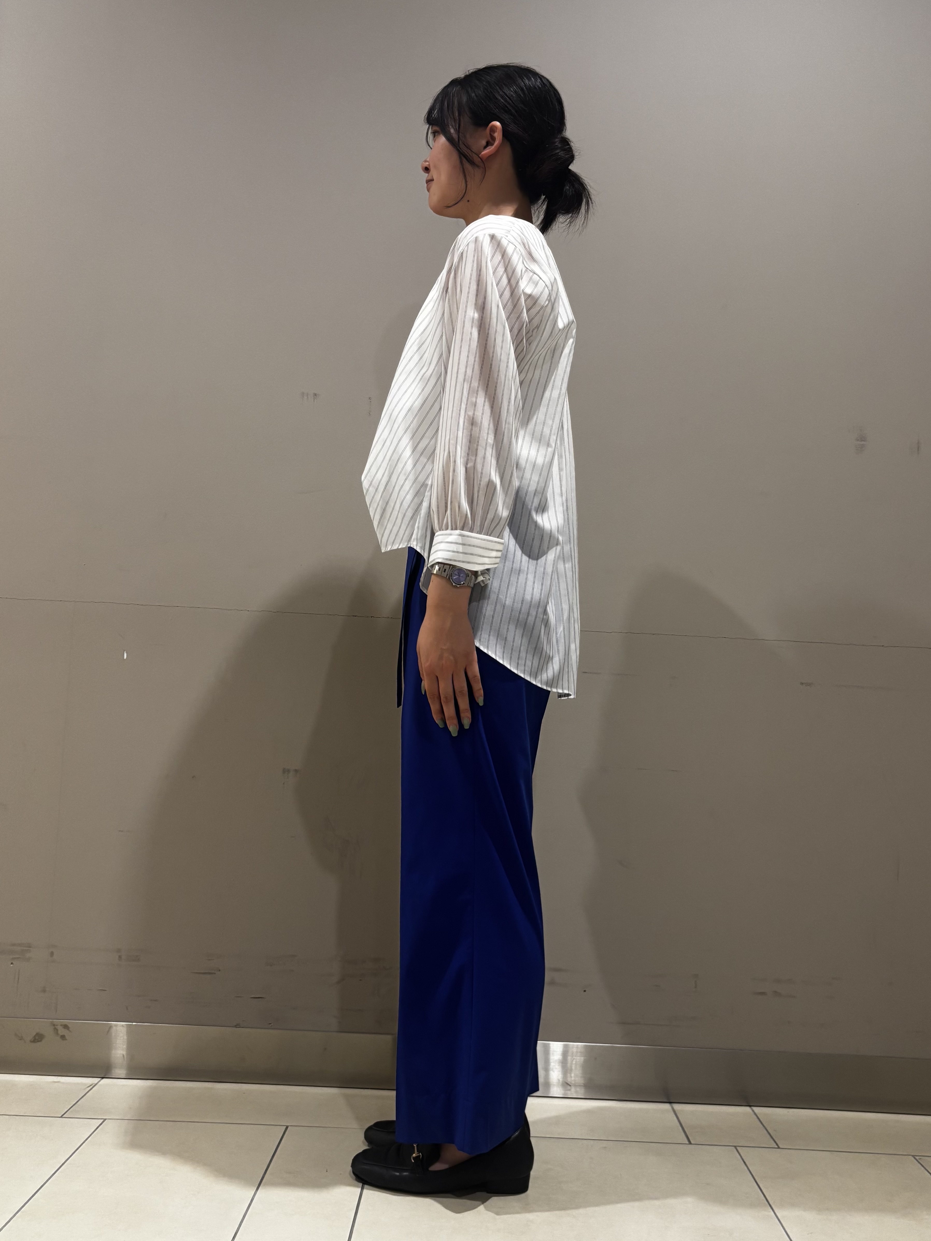 Misakiさんの「INDIVI｜【洗える／軽やか】無地＆ストライプ柄 切替タックブラウス」を使ったコーディネート