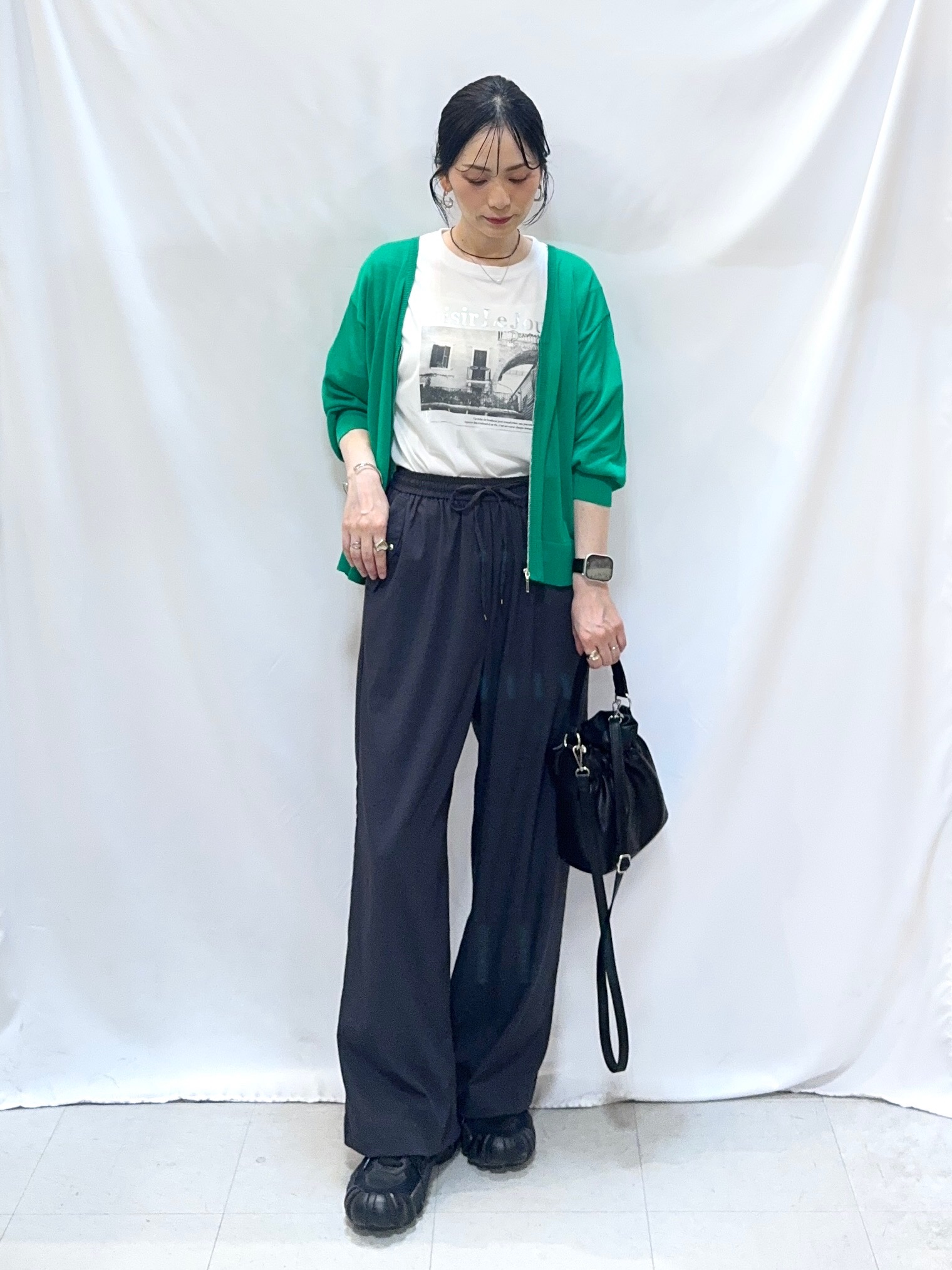 𝐇𝐢𝐫𝐨𝐦𝐢さんの「SHOO･LA･RUE｜【ひんやり/洗濯機可/S-LL】程よいVネックですっきり魅せる ジップアップ 7分袖シアーカーディガ」を使ったコーディネート