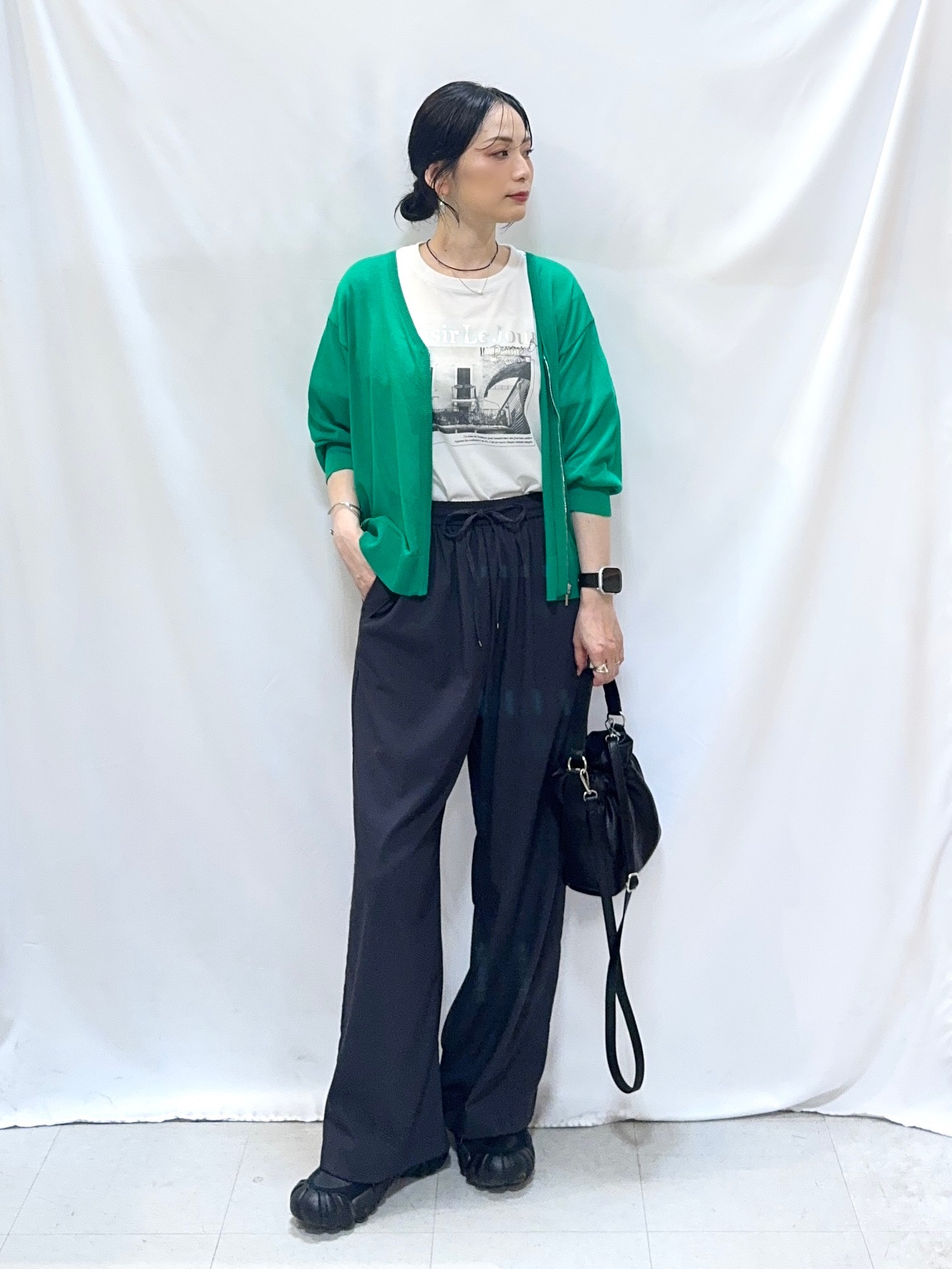 𝐇𝐢𝐫𝐨𝐦𝐢さんの「SHOO･LA･RUE｜【ひんやり/洗濯機可/S-LL】程よいVネックですっきり魅せる ジップアップ 7分袖シアーカーディガ」を使ったコーディネート