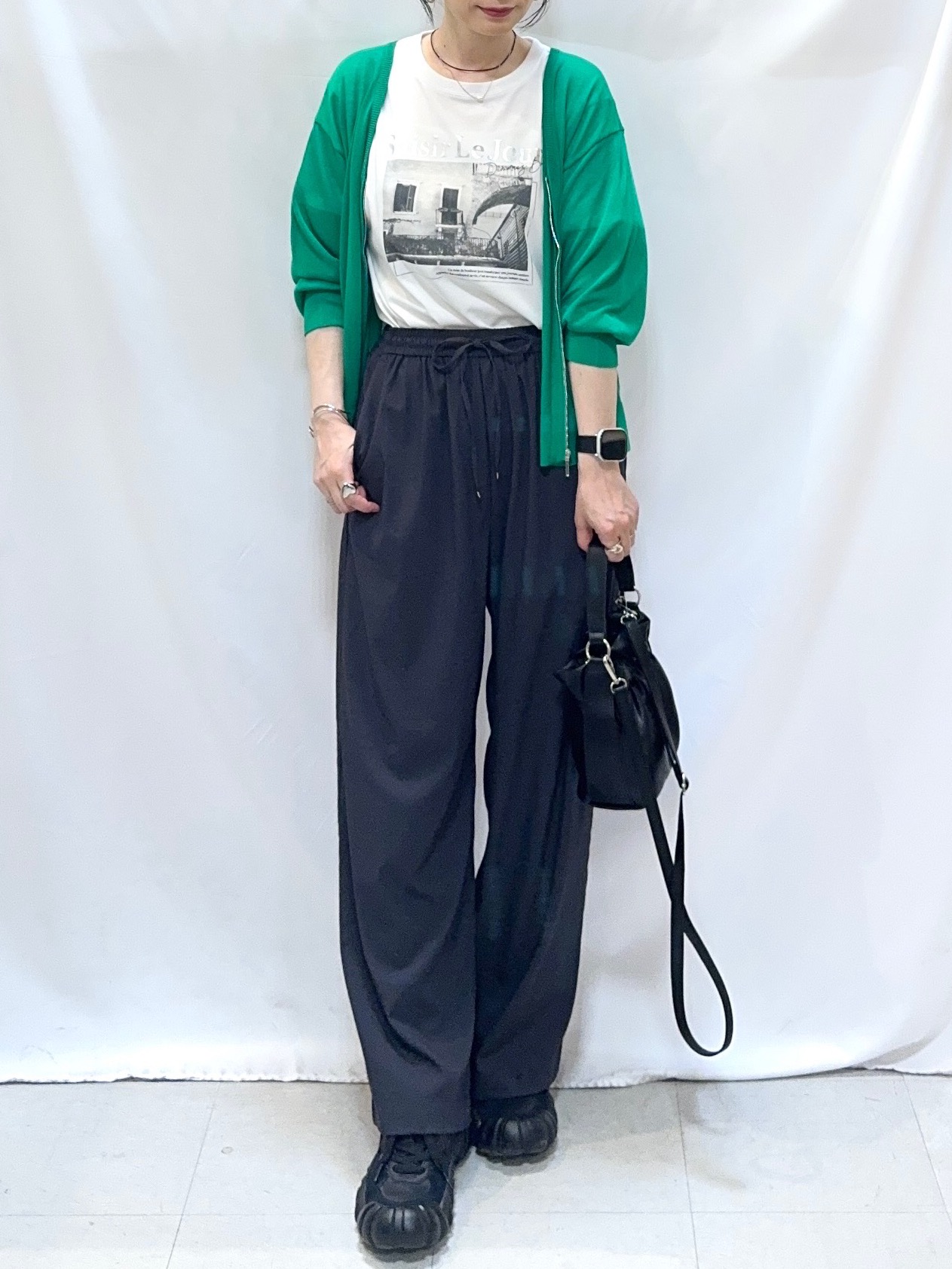 𝐇𝐢𝐫𝐨𝐦𝐢さんの「SHOO･LA･RUE｜【ひんやり/洗濯機可/S-LL】程よいVネックですっきり魅せる ジップアップ 7分袖シアーカーディガ」を使ったコーディネート