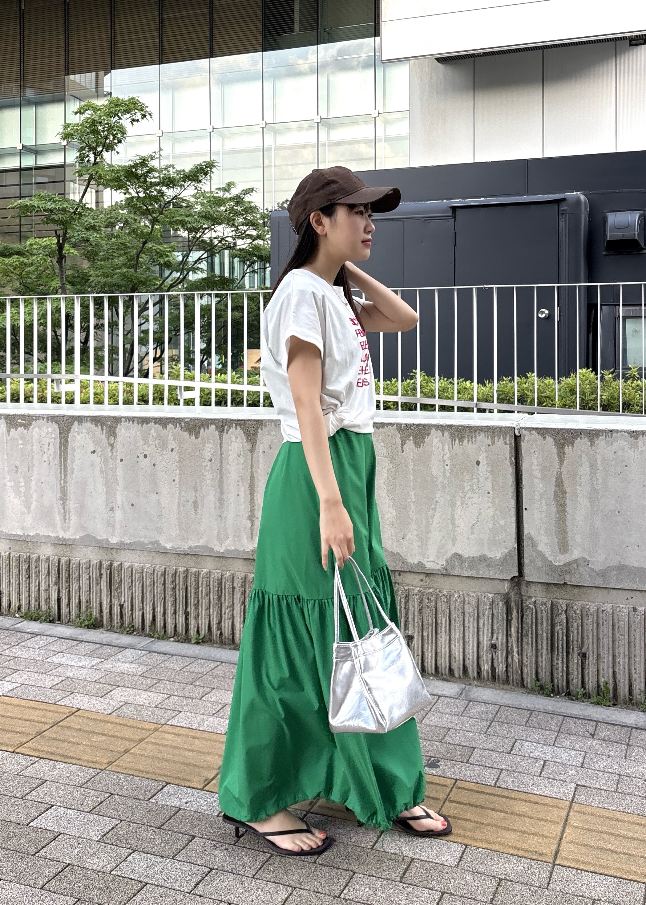 Renoさんの「INDIVI｜刺繍フレーズTシャツ」を使ったコーディネート
