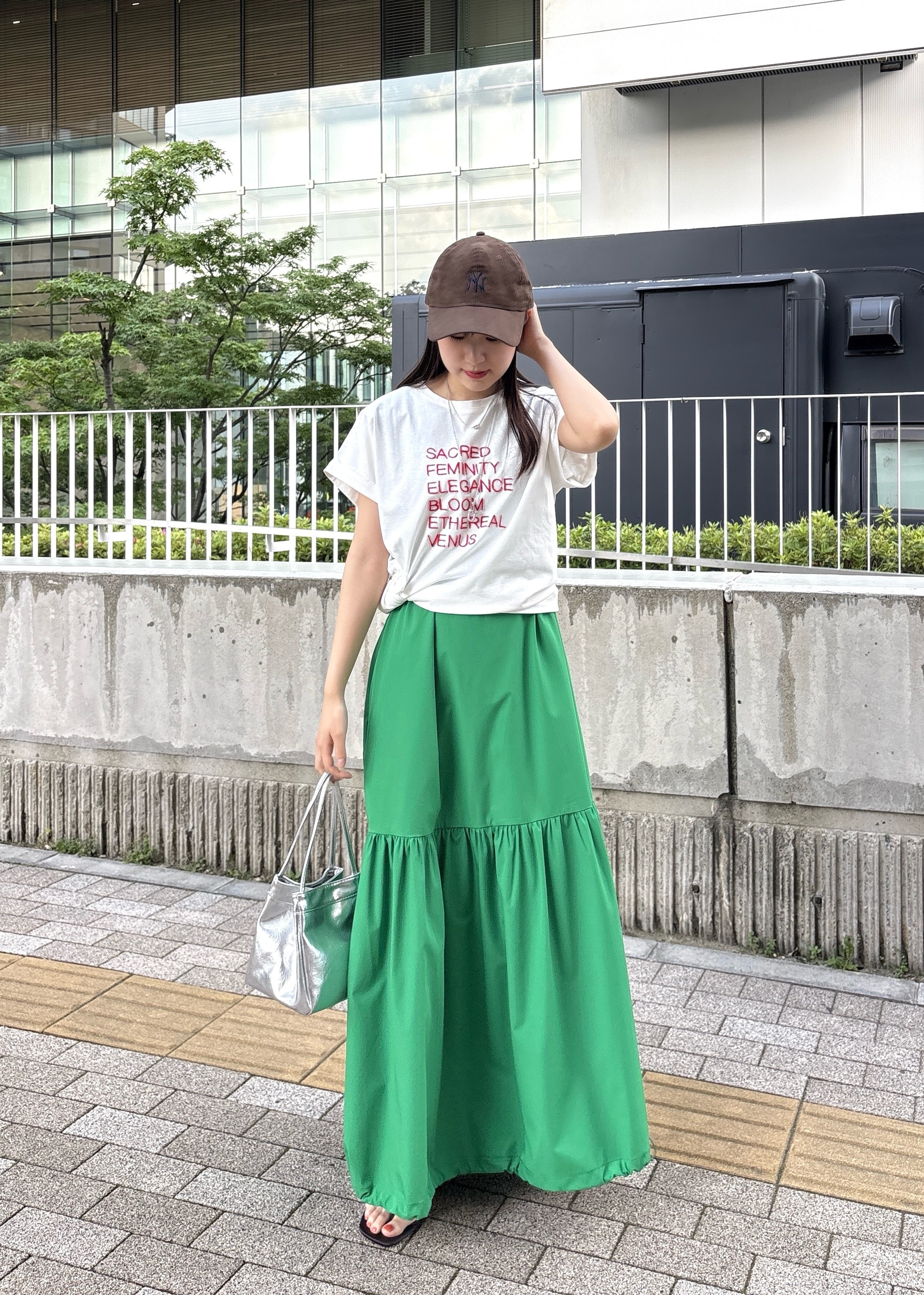 Renoさんの「INDIVI｜刺繍フレーズTシャツ」を使ったコーディネート