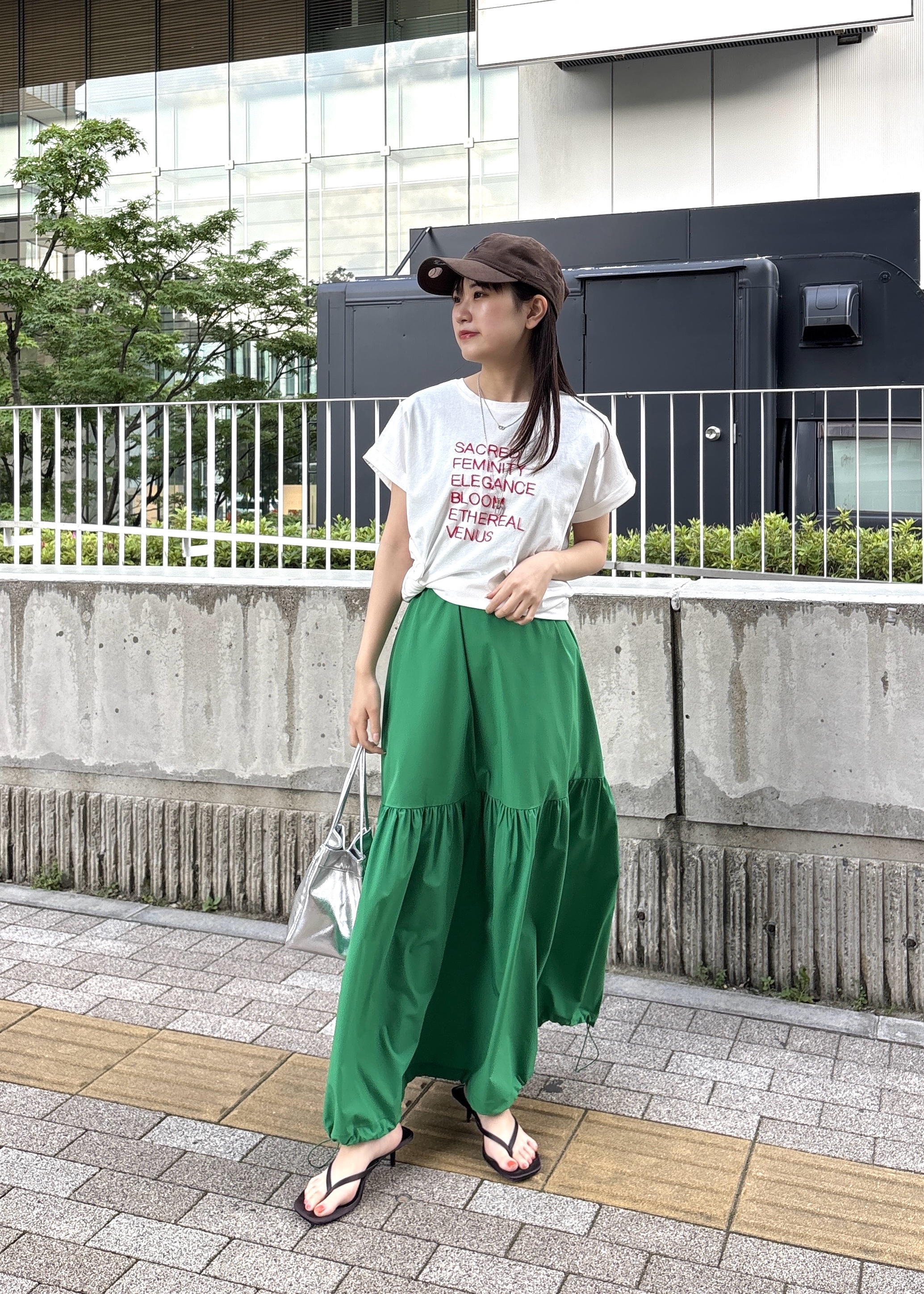 Renoさんの「INDIVI｜刺繍フレーズTシャツ」を使ったコーディネート