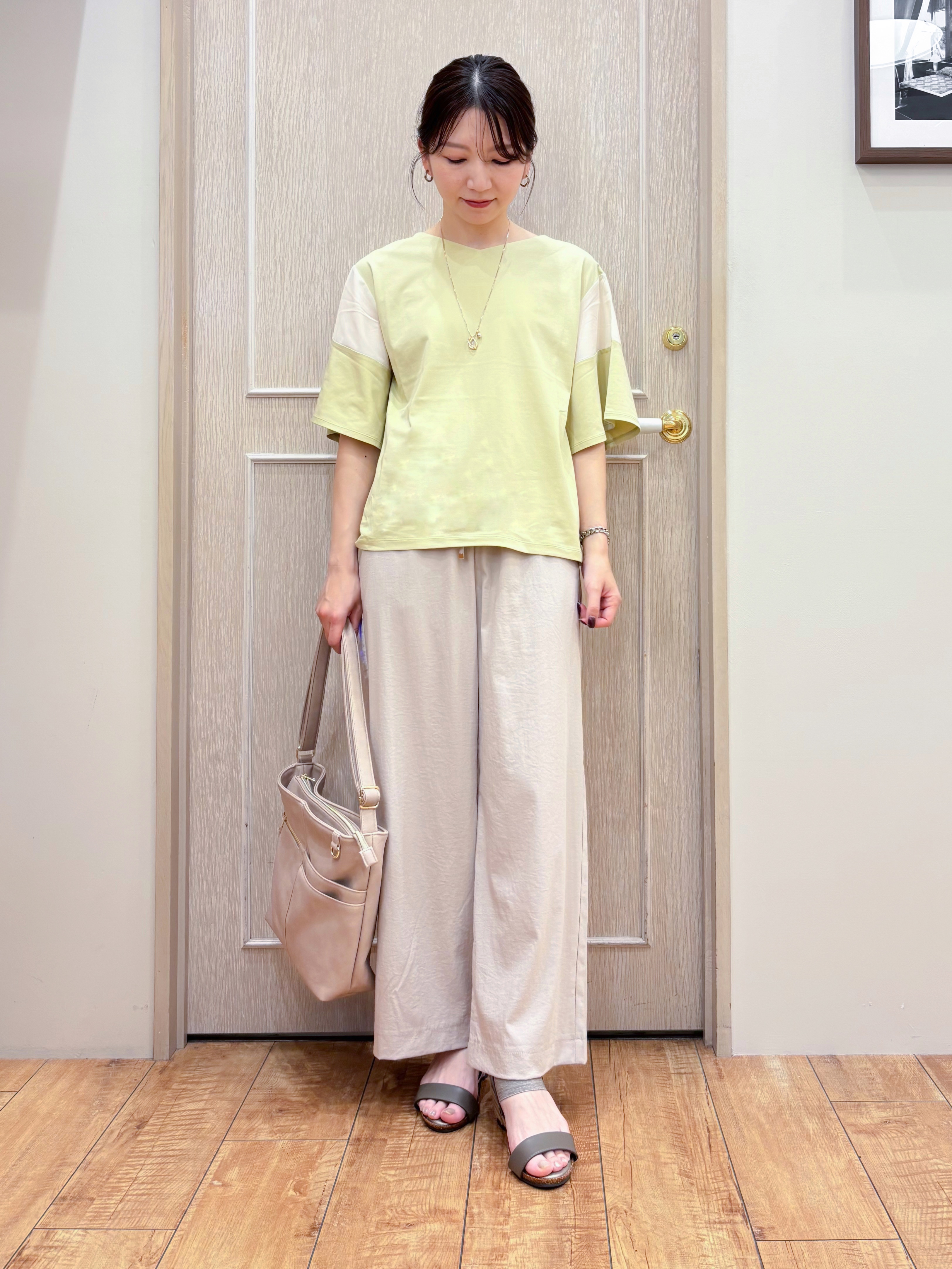 なみさんの「SHOO･LA･RUE｜【ひんやり/S-LL/体型カバー】フレアスリーブで二の腕を自然にカバー 浅VネックTシャツ」を使ったコーディネート