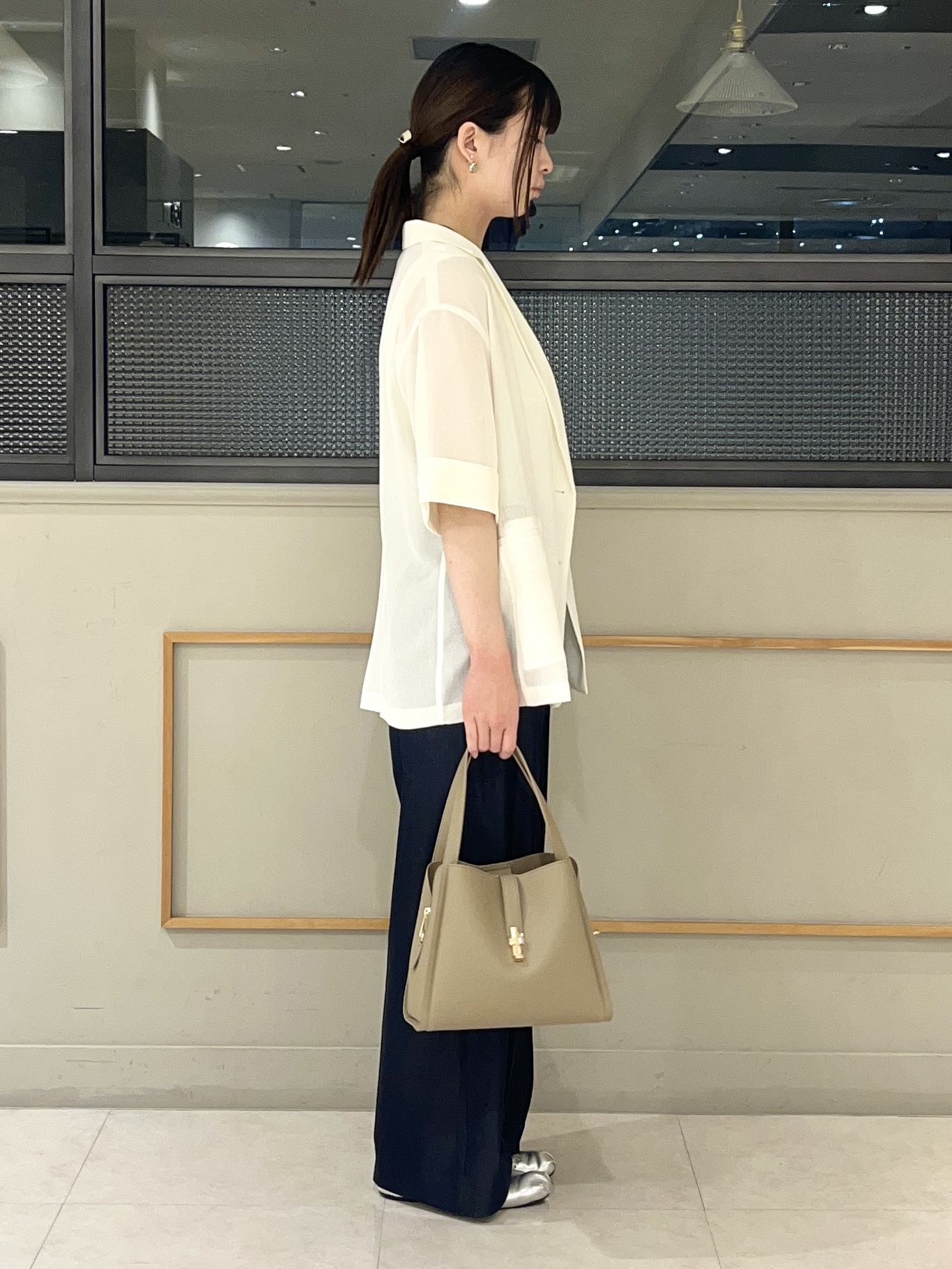 kumiさんの「INDIVI｜【デニム調素材】きれいめワイドパンツ」を使ったコーディネート