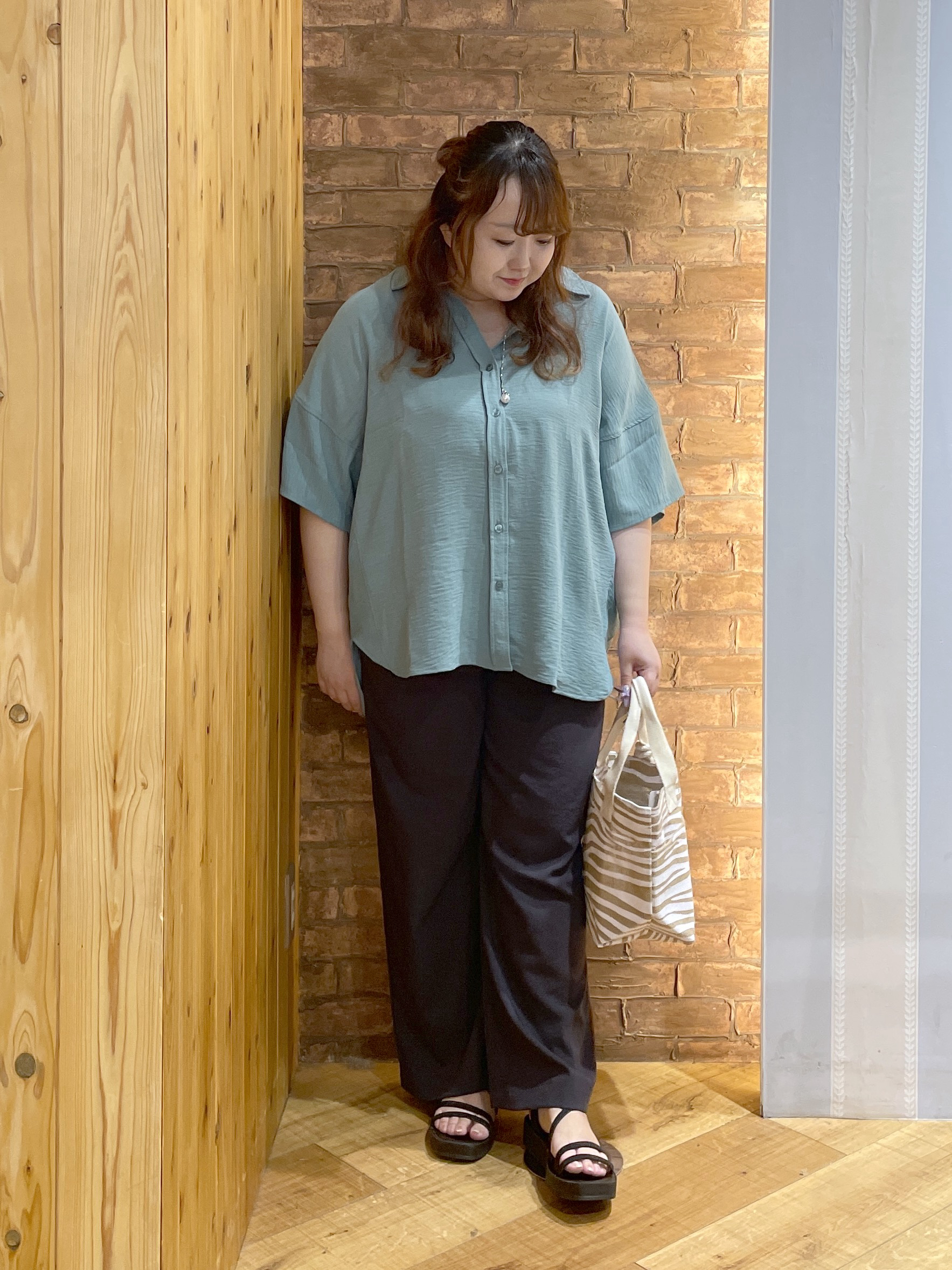 Risaさんの「SHOO･LA･RUE｜【高レビュー/洗濯後しわになりにくい/体型カバー】きちんとゆるっと 大人の抜け感 ポンチョ風カラーシ」を使ったコーディネート