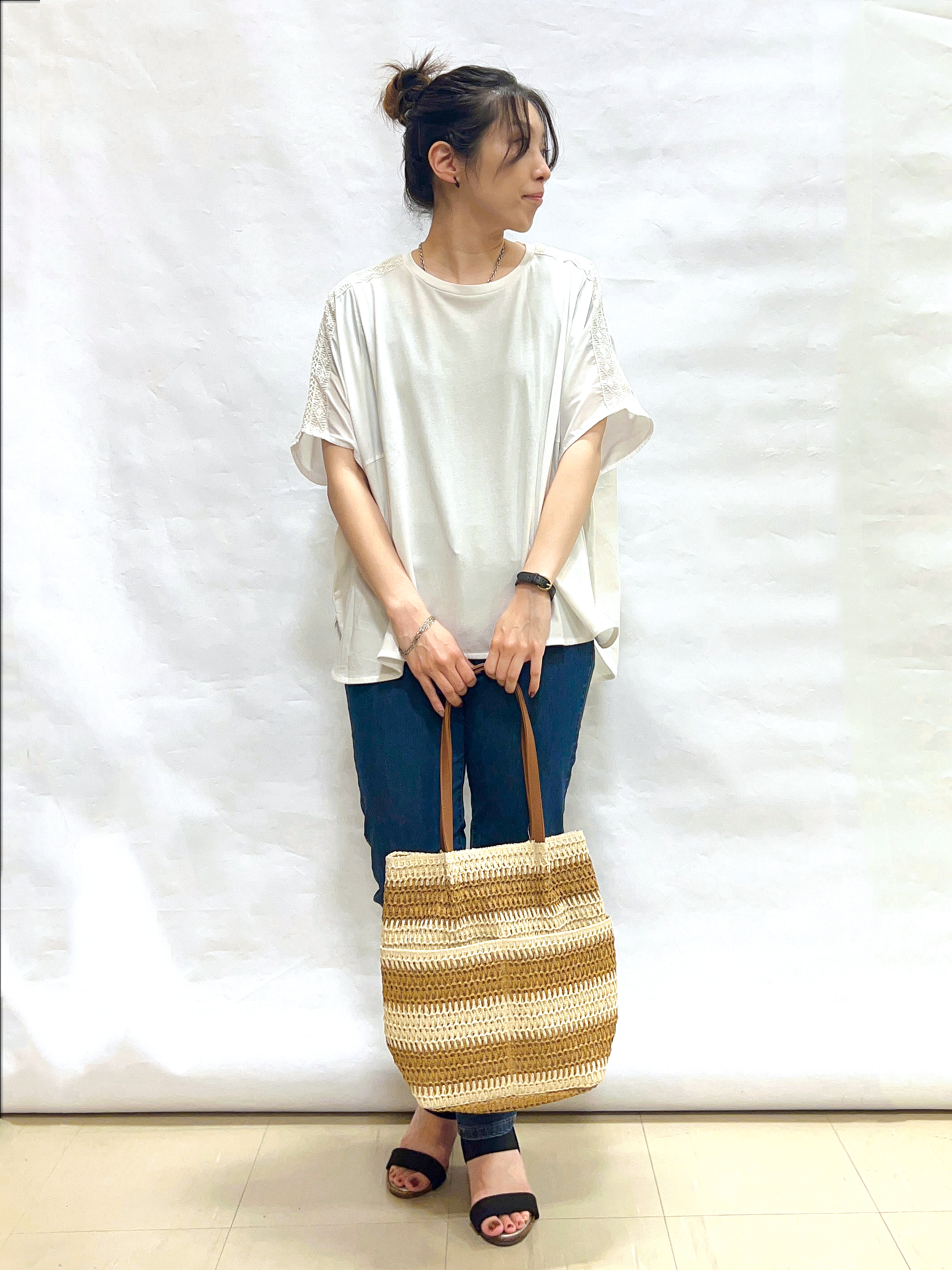 まっつんさんの「SHOO･LA･RUE｜【ひんやり/洗濯機可/体型カバー】インせず着られる 肩レース切り替えポンチョ風トップス」を使ったコーディネート