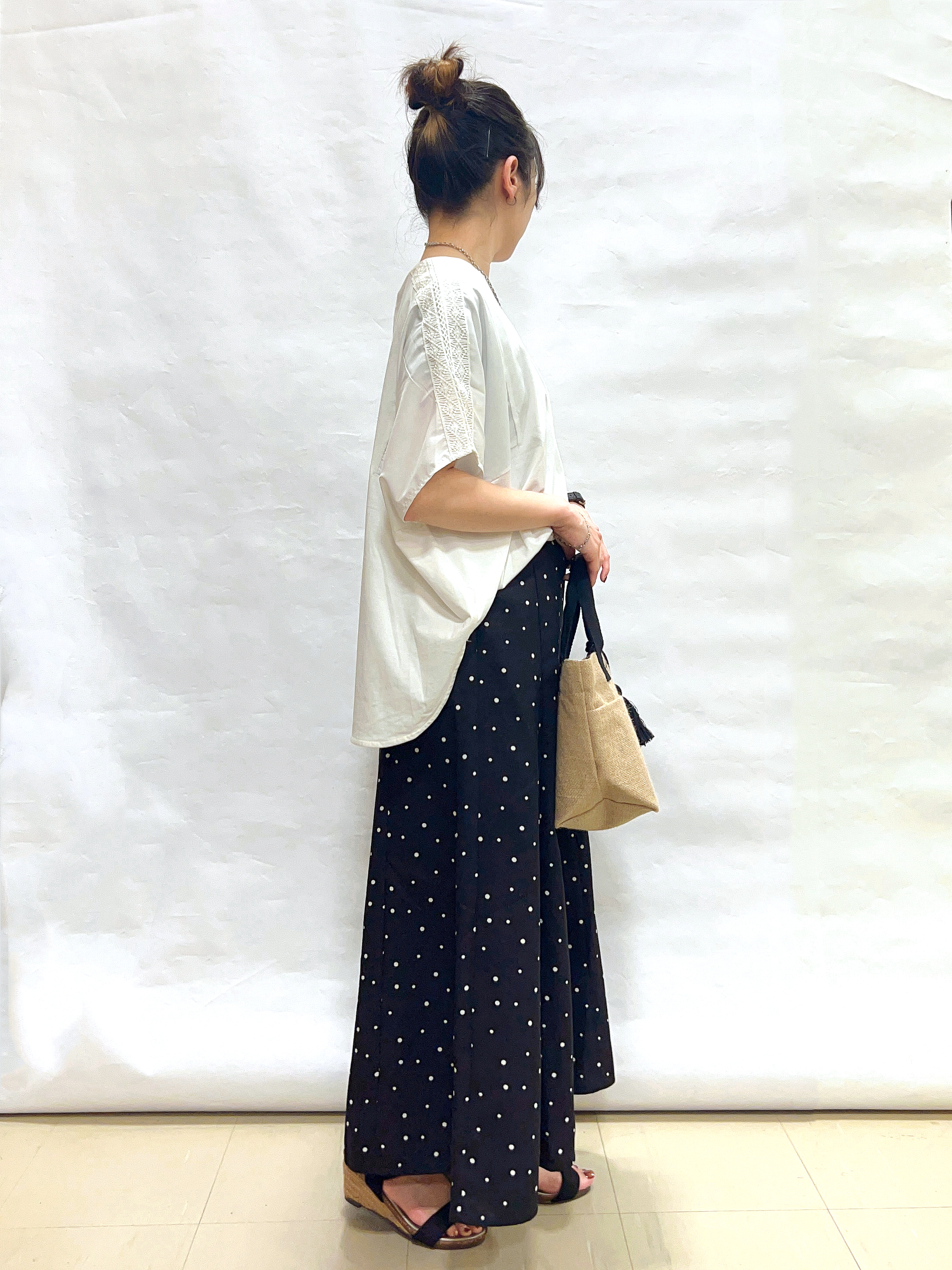 まっつんさんの「SHOO･LA･RUE｜【ひんやり/洗濯機可/体型カバー】インせず着られる 肩レース切り替えポンチョ風トップス」を使ったコーディネート