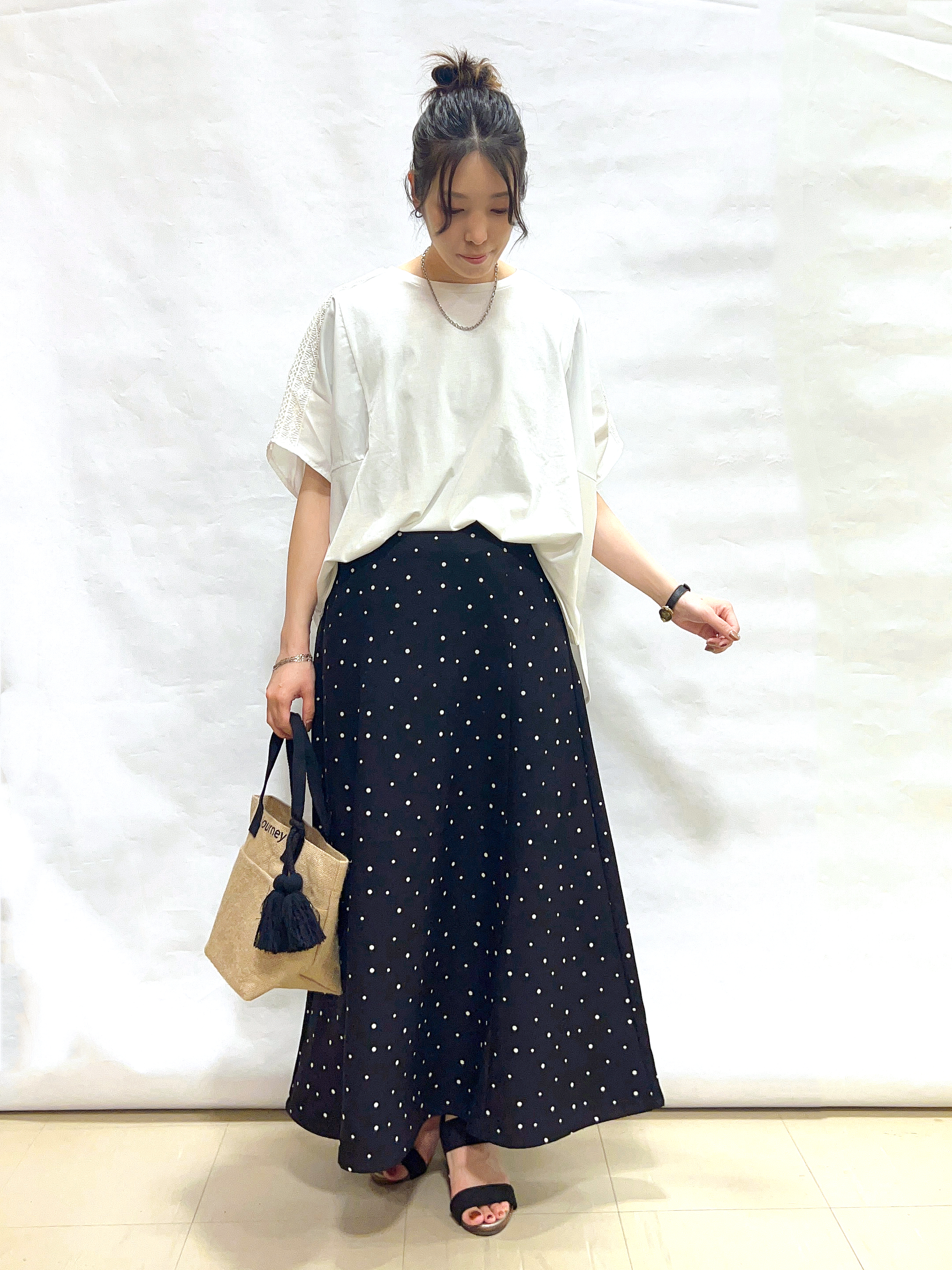 まっつんさんの「SHOO･LA･RUE｜【ひんやり/洗濯機可/体型カバー】インせず着られる 肩レース切り替えポンチョ風トップス」を使ったコーディネート