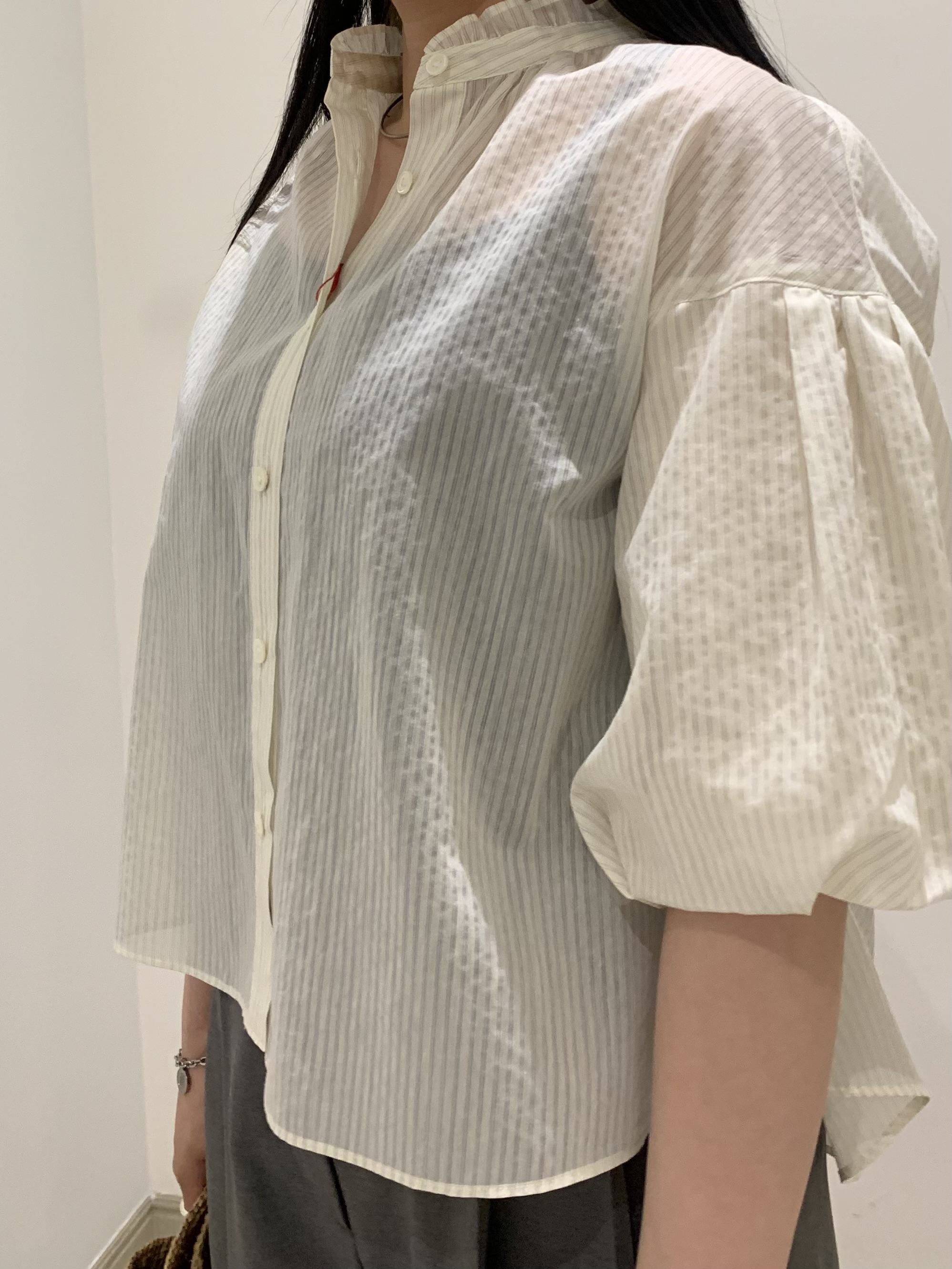 SAKAIさんの「DRESSTERIOR｜【1枚で着映え/ウォッシャブル】ストライプスタンドフリルボリュームスリーブブラウス」を使ったコーディネート