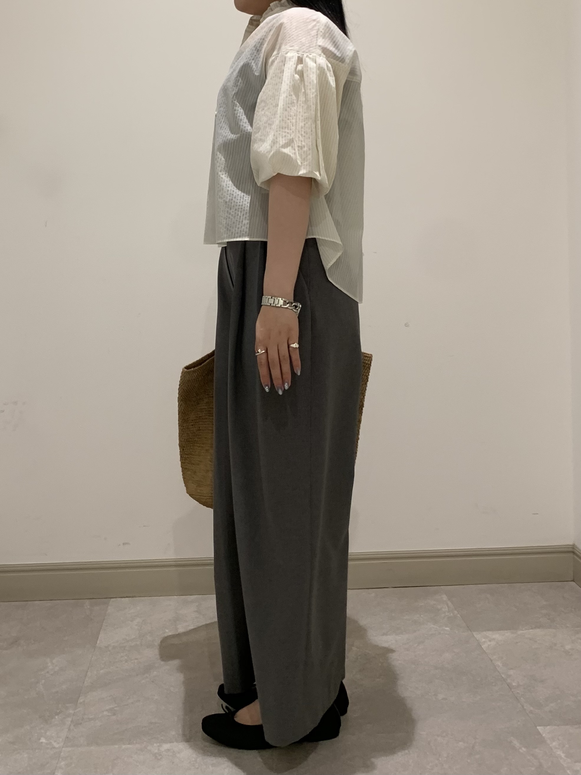 SAKAIさんの「DRESSTERIOR｜【1枚で着映え/ウォッシャブル】ストライプスタンドフリルボリュームスリーブブラウス」を使ったコーディネート