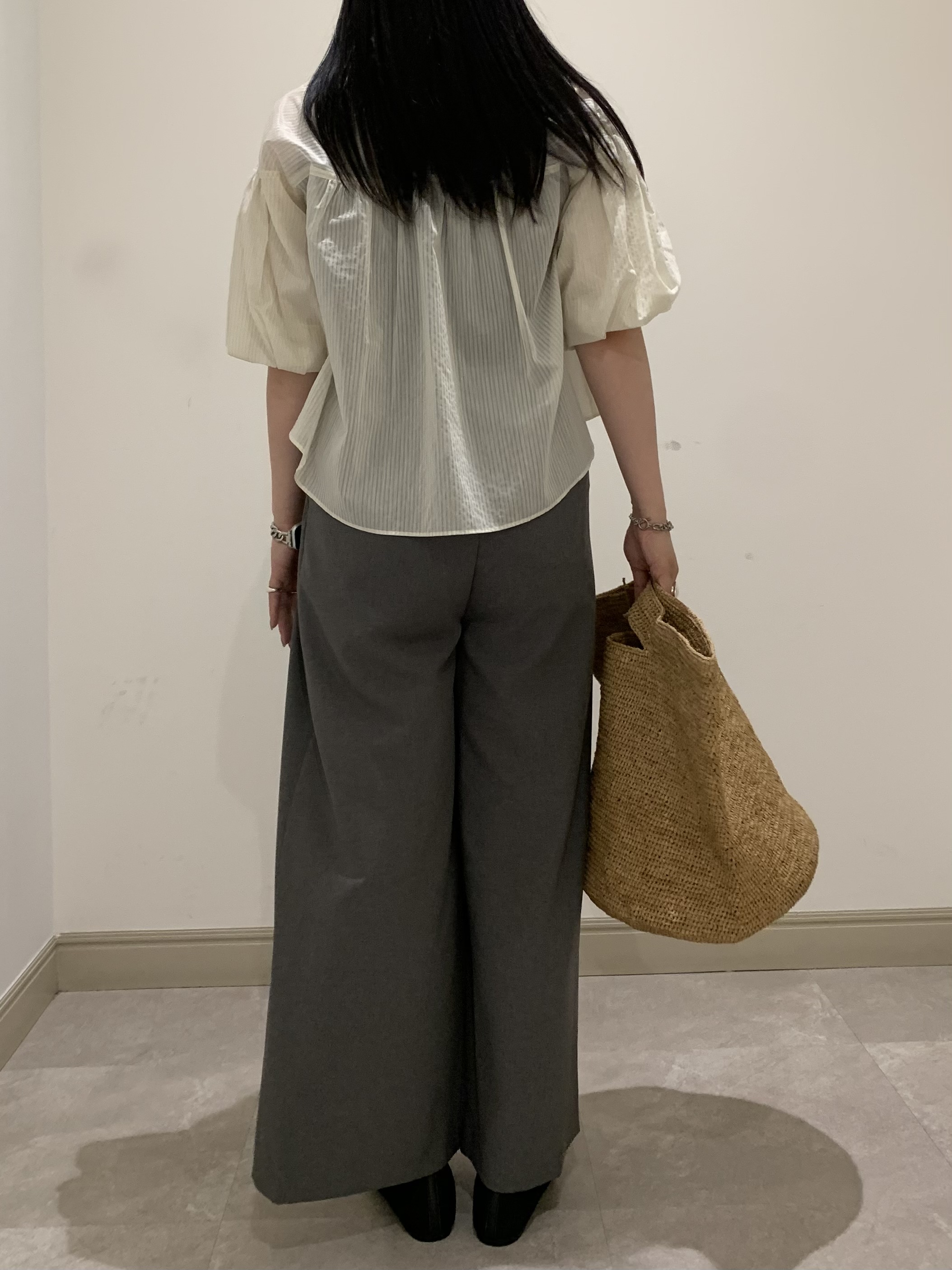 SAKAIさんの「DRESSTERIOR｜【1枚で着映え/ウォッシャブル】ストライプスタンドフリルボリュームスリーブブラウス」を使ったコーディネート
