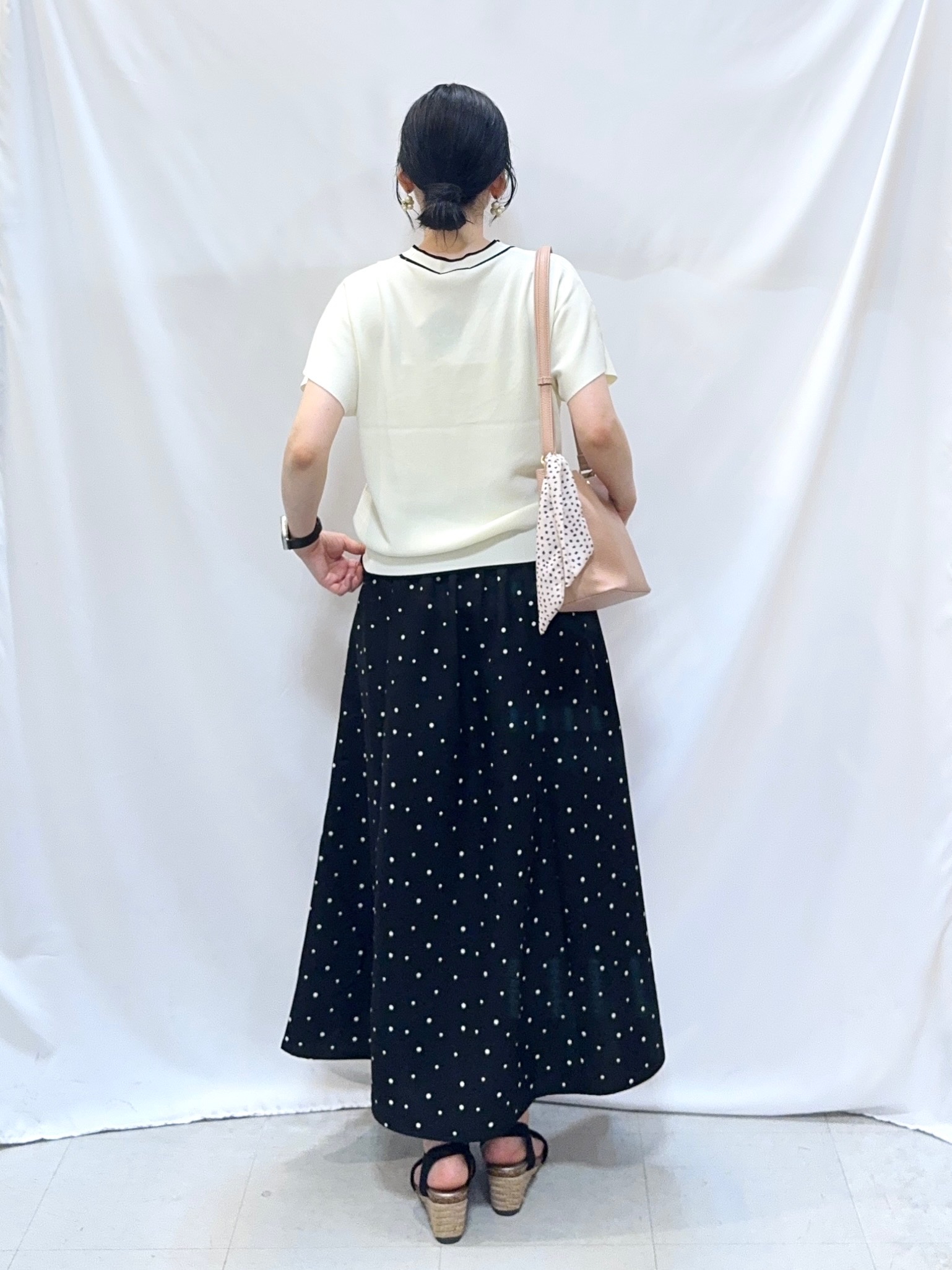 𝐇𝐢𝐫𝐨𝐦𝐢さんの「SHOO･LA･RUE｜【毎日洗える/ひんやり/UV/S-LL】 毛玉になりにくい配色ボウタイ半袖ニット」を使ったコーディネート
