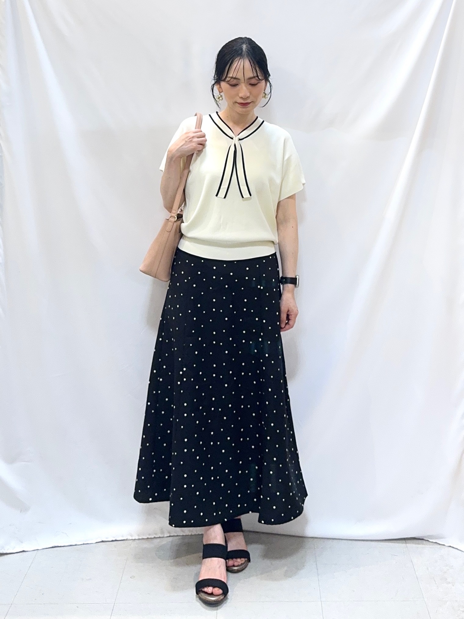 𝐇𝐢𝐫𝐨𝐦𝐢さんの「SHOO･LA･RUE｜【毎日洗える/ひんやり/UV/S-LL】 毛玉になりにくい配色ボウタイ半袖ニット」を使ったコーディネート