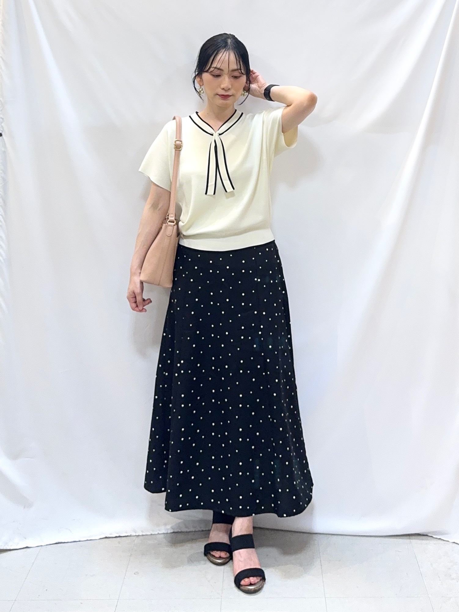 𝐇𝐢𝐫𝐨𝐦𝐢さんの「SHOO･LA･RUE｜【毎日洗える/ひんやり/UV/S-LL】 毛玉になりにくい配色ボウタイ半袖ニット」を使ったコーディネート
