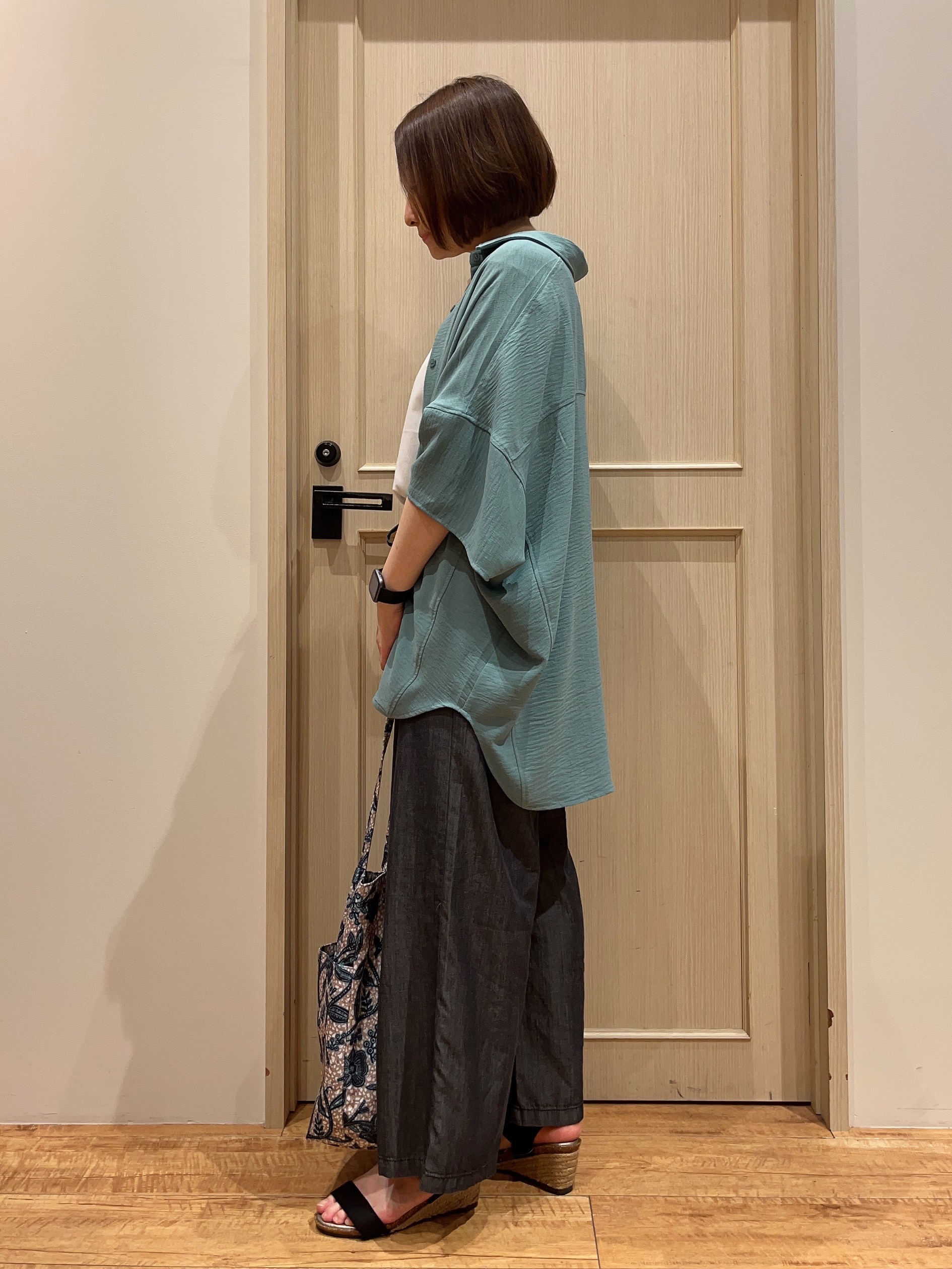 fukuiさんの「SHOO･LA･RUE｜【高レビュー/洗濯後しわになりにくい/体型カバー】きちんとゆるっと 大人の抜け感 ポンチョ風カラーシ」を使ったコーディネート