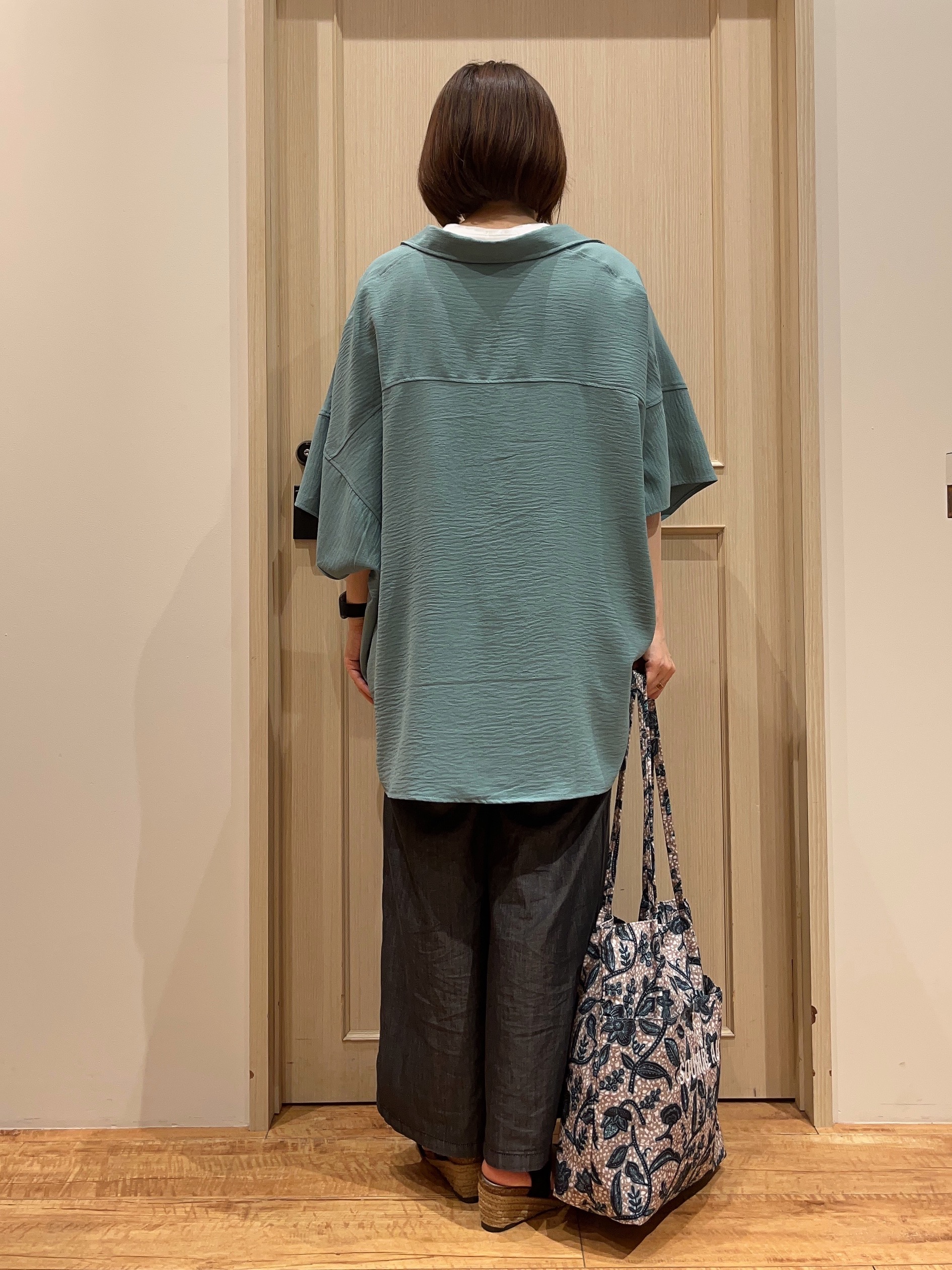 fukuiさんの「SHOO･LA･RUE｜【高レビュー/洗濯後しわになりにくい/体型カバー】きちんとゆるっと 大人の抜け感 ポンチョ風カラーシ」を使ったコーディネート