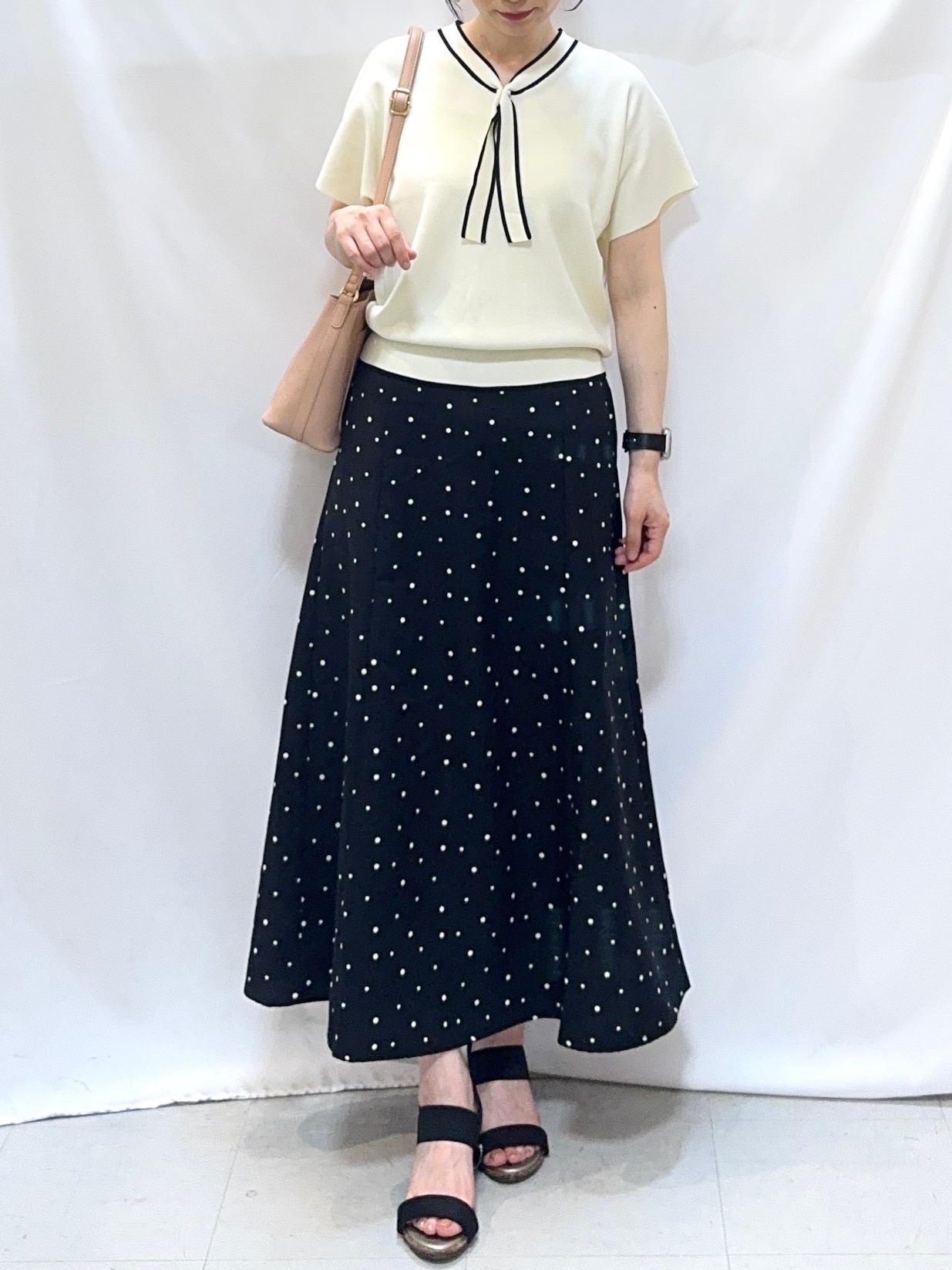 𝐇𝐢𝐫𝐨𝐦𝐢さんの「SHOO･LA･RUE｜【毎日洗える/ひんやり/UV/S-LL】 毛玉になりにくい配色ボウタイ半袖ニット」を使ったコーディネート