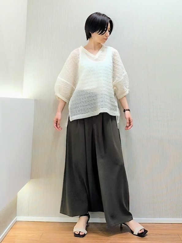 ミズタさんの「UNTITLED｜【洗える】シアーVネックブラウス」を使ったコーディネート