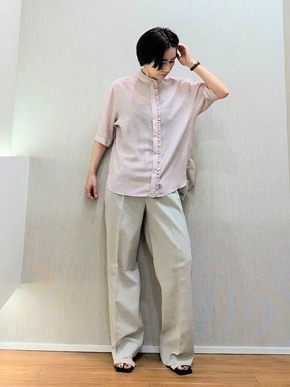 ミズタさんの「UNTITLED｜【接触冷感/通気性/洗える】スタンドカラーフリルブラウス」を使ったコーディネート