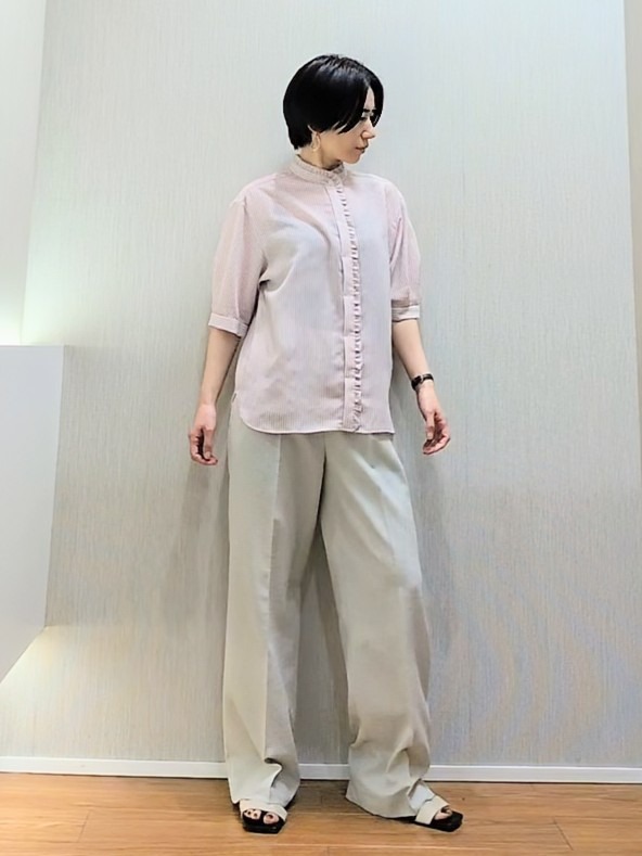ミズタさんの「UNTITLED｜【接触冷感/通気性/洗える】スタンドカラーフリルブラウス」を使ったコーディネート