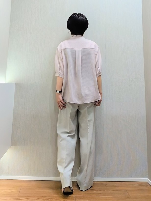 ミズタさんの「UNTITLED｜【接触冷感/通気性/洗える】スタンドカラーフリルブラウス」を使ったコーディネート