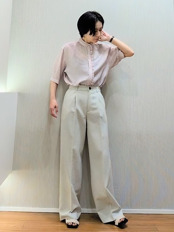 ミズタさんの「UNTITLED｜【接触冷感/通気性/洗える】スタンドカラーフリルブラウス」を使ったコーディネート