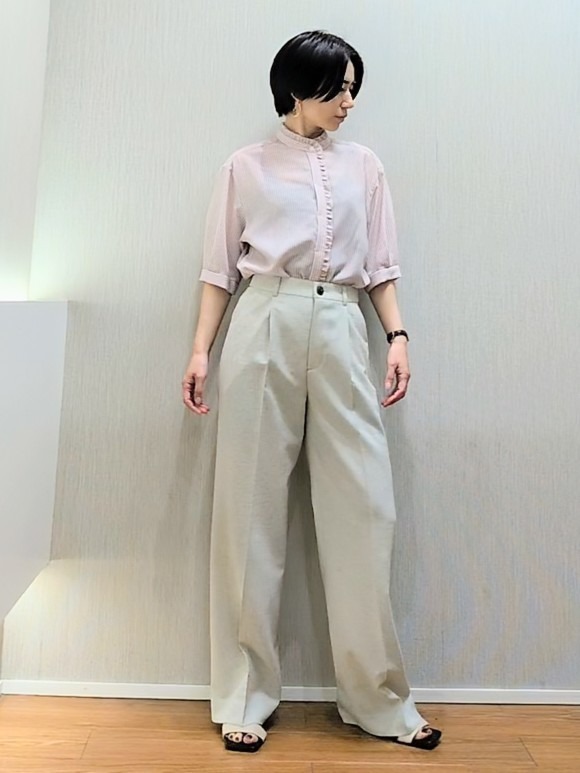 ミズタさんの「UNTITLED｜【接触冷感/通気性/洗える】スタンドカラーフリルブラウス」を使ったコーディネート