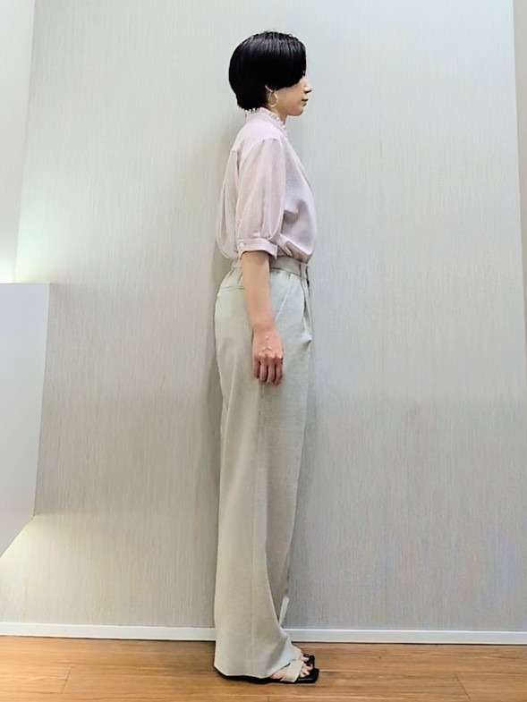 ミズタさんの「UNTITLED｜【接触冷感/通気性/洗える】スタンドカラーフリルブラウス」を使ったコーディネート