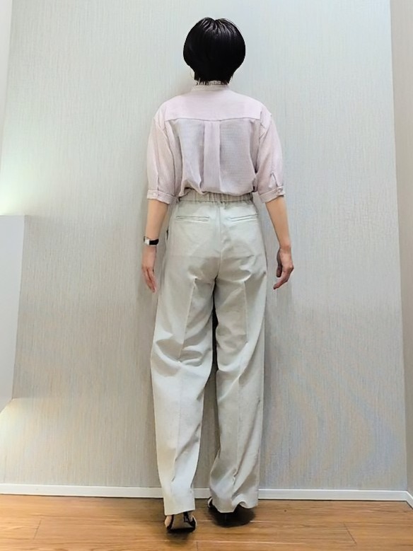 ミズタさんの「UNTITLED｜【接触冷感/通気性/洗える】スタンドカラーフリルブラウス」を使ったコーディネート