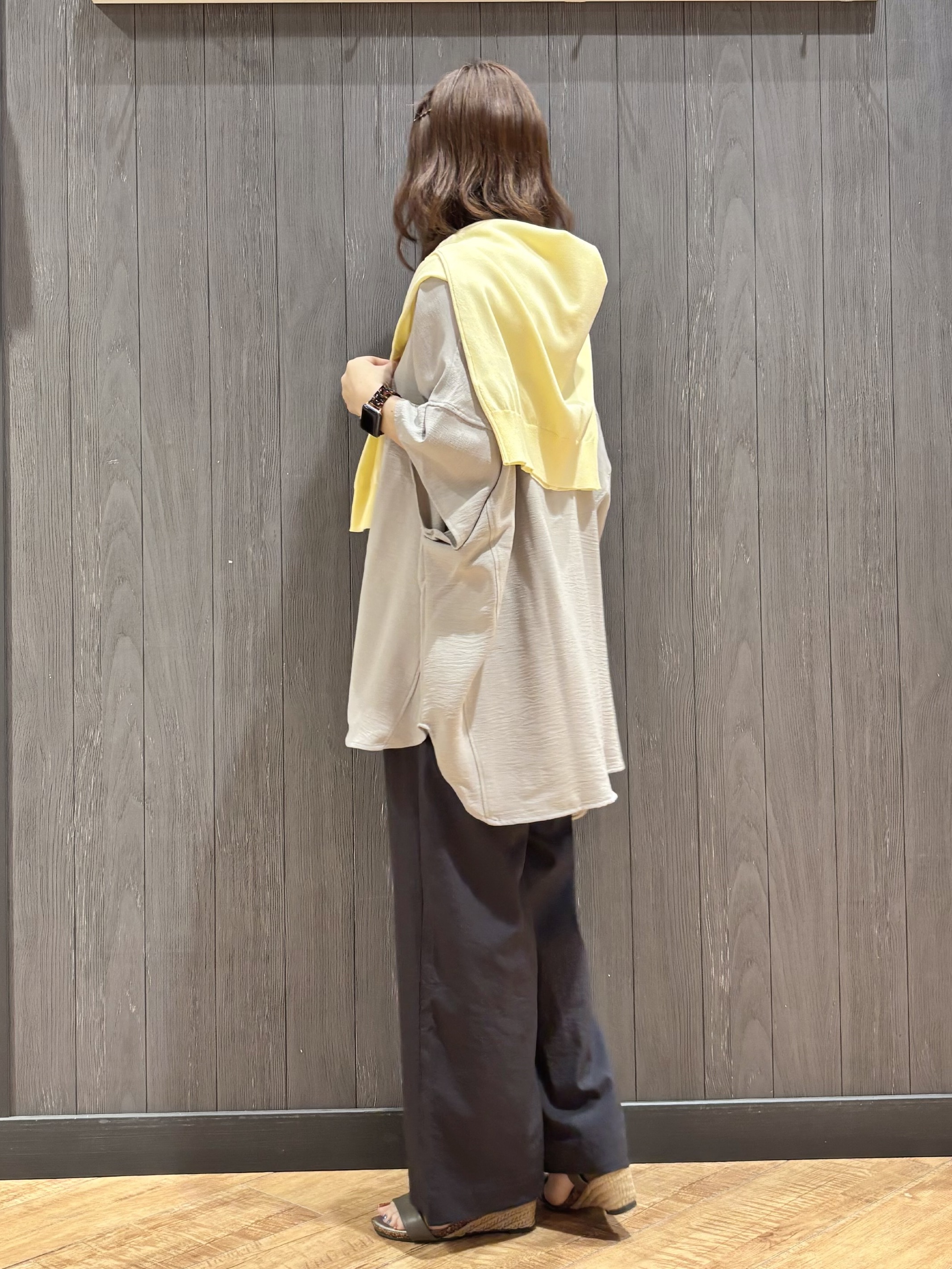 meiさんの「SHOO･LA･RUE｜【高レビュー/洗濯後しわになりにくい/体型カバー】きちんとゆるっと 大人の抜け感 ポンチョ風カラーシ」を使ったコーディネート