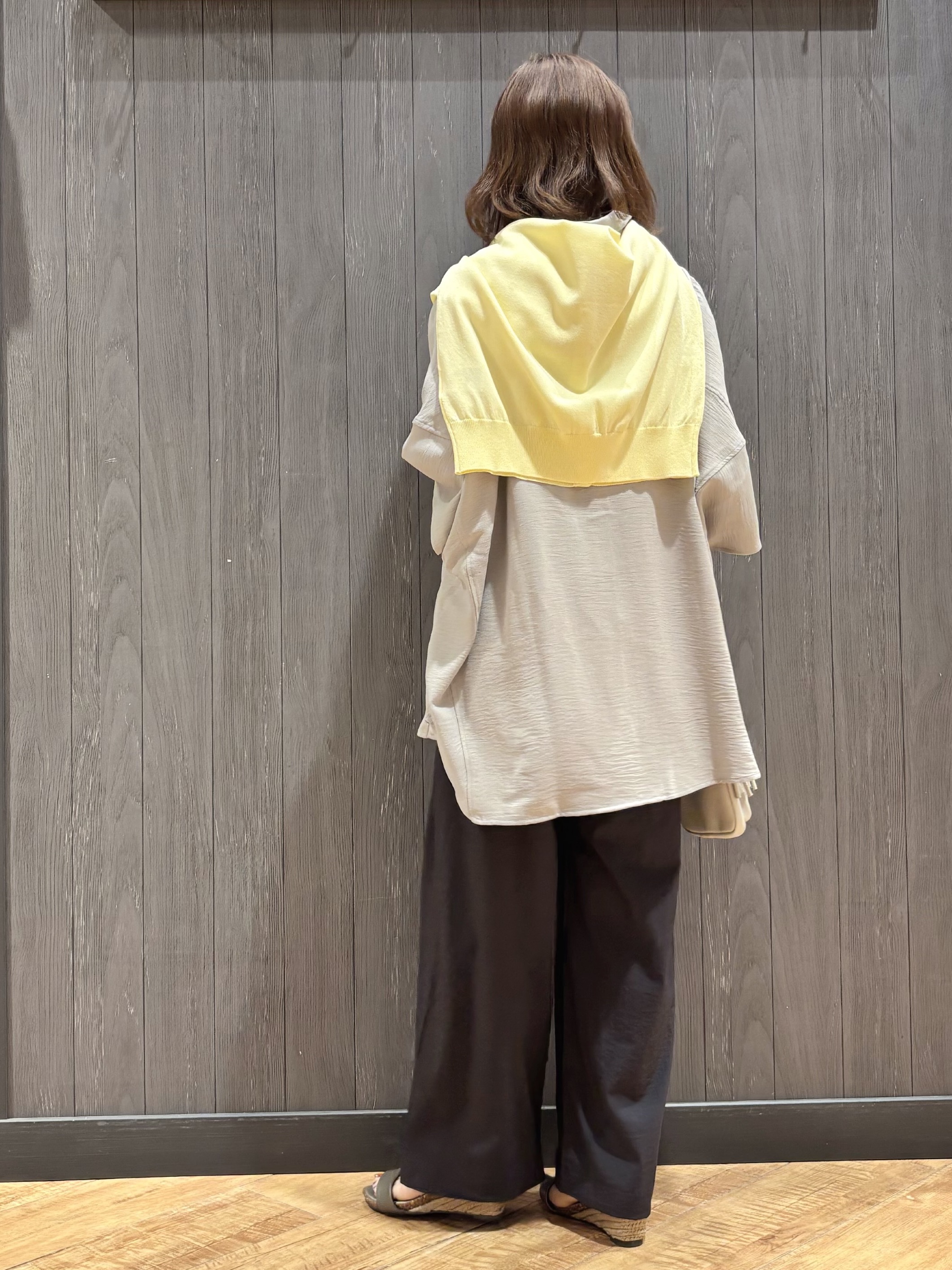 meiさんの「SHOO･LA･RUE｜【高レビュー/洗濯後しわになりにくい/体型カバー】きちんとゆるっと 大人の抜け感 ポンチョ風カラーシ」を使ったコーディネート