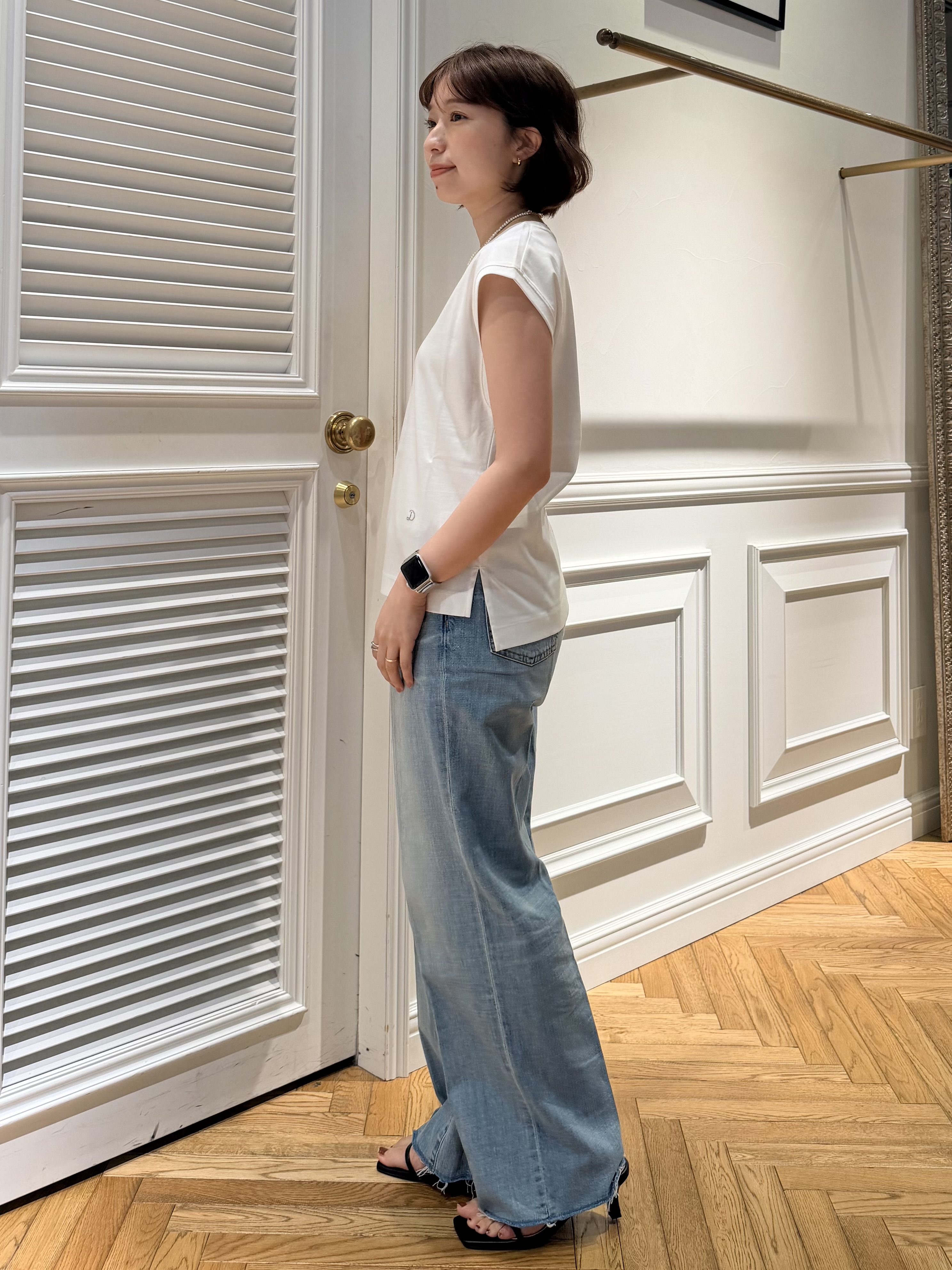 つじ まこさんの「DRESSTERIOR｜センタープレスストレートデニム」を使ったコーディネート