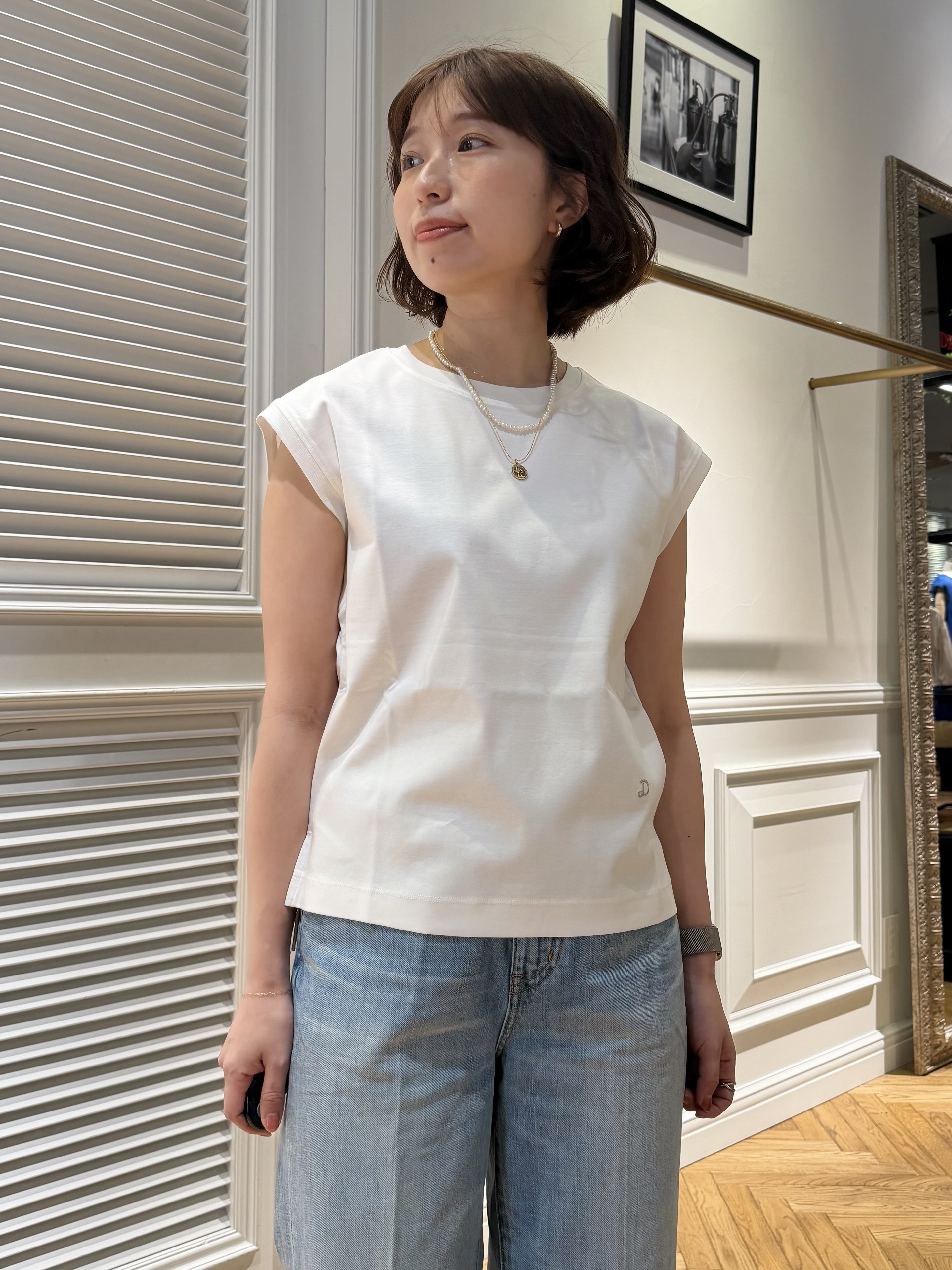 つじ まこさんの「DRESSTERIOR｜センタープレスストレートデニム」を使ったコーディネート